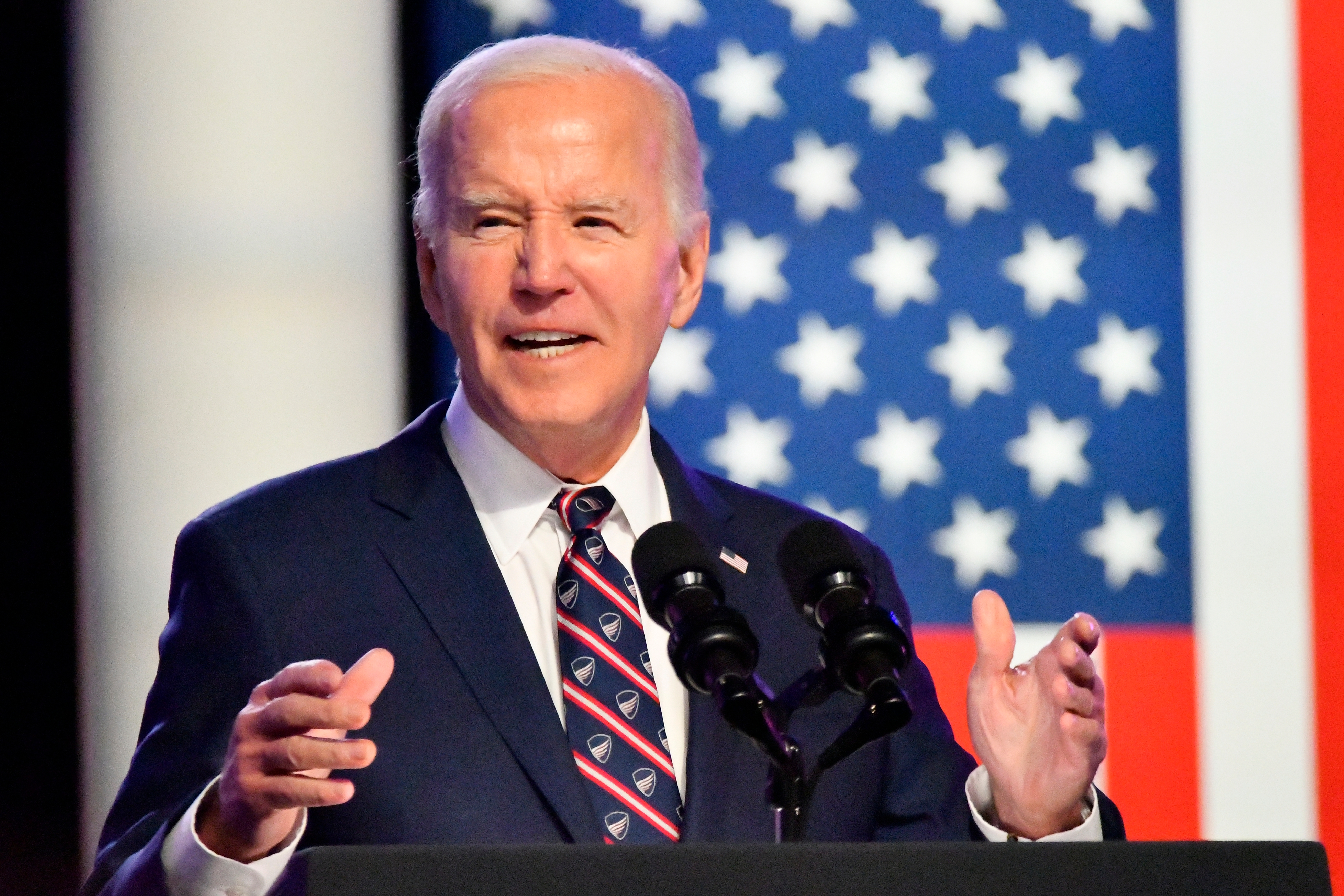 Líderes y organizaciones instan a Biden a revertir las políticas hacia Cuba