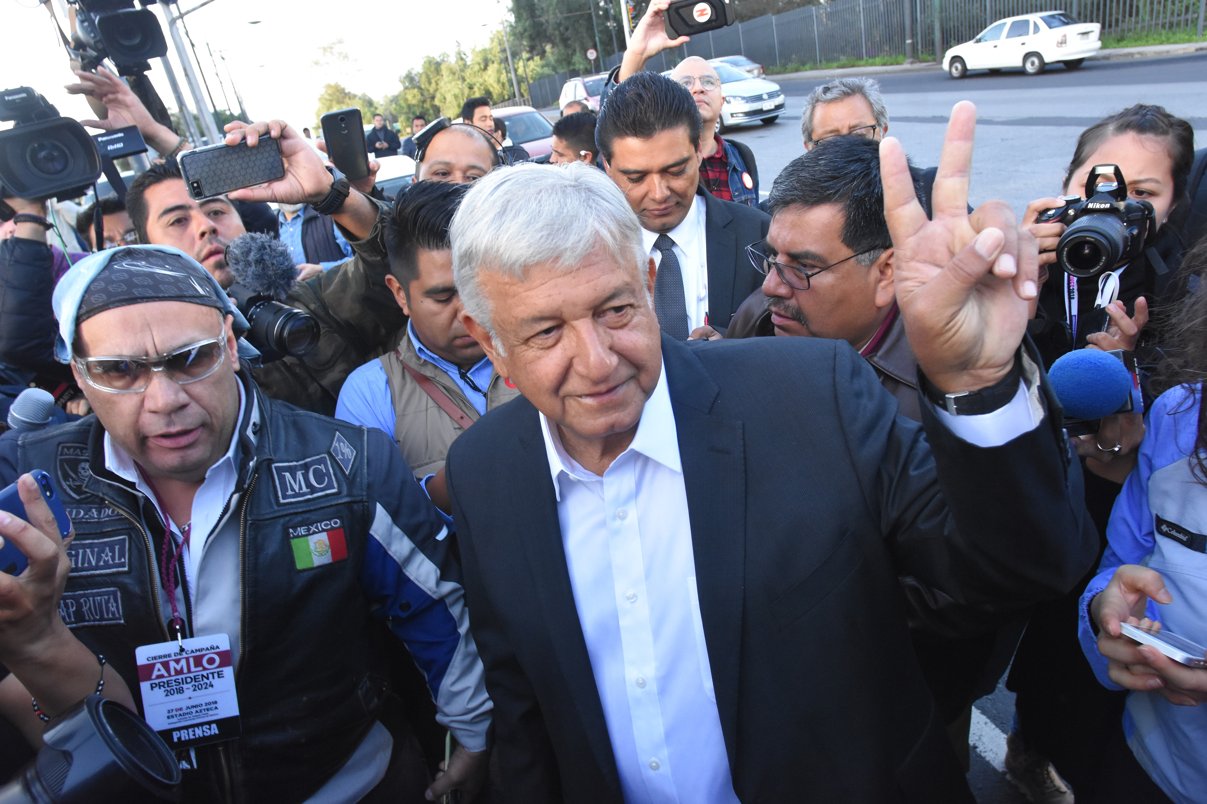 López Obrador llama “amigo” a Trump y planea enviarle una carta pidiéndole que no cierre la frontera