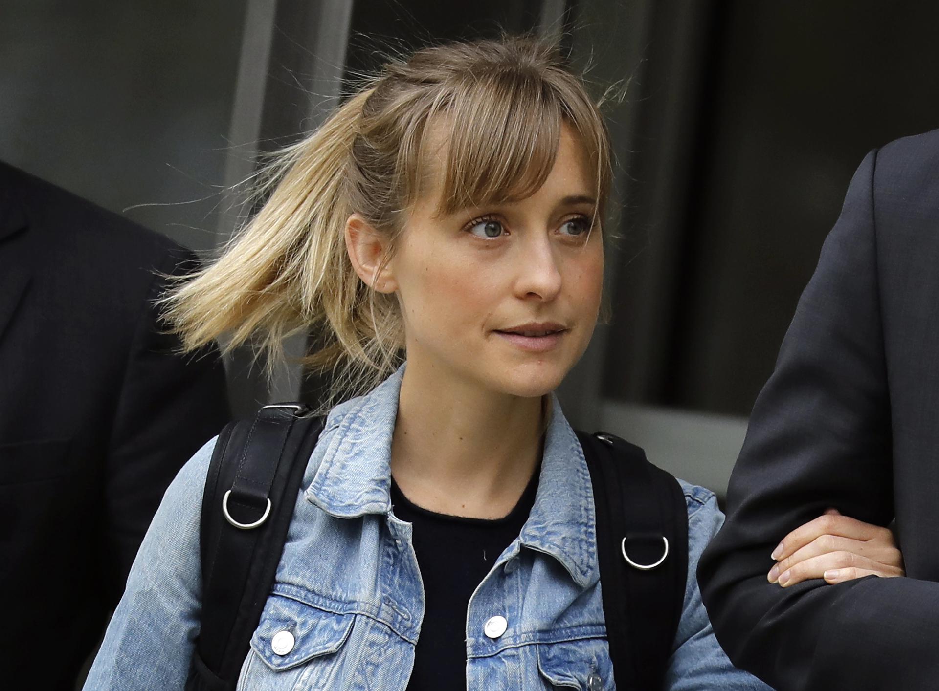 La actriz Allison Mack sale de prisión tras cumplir condena por reclutar esclavas sexuales para una secta