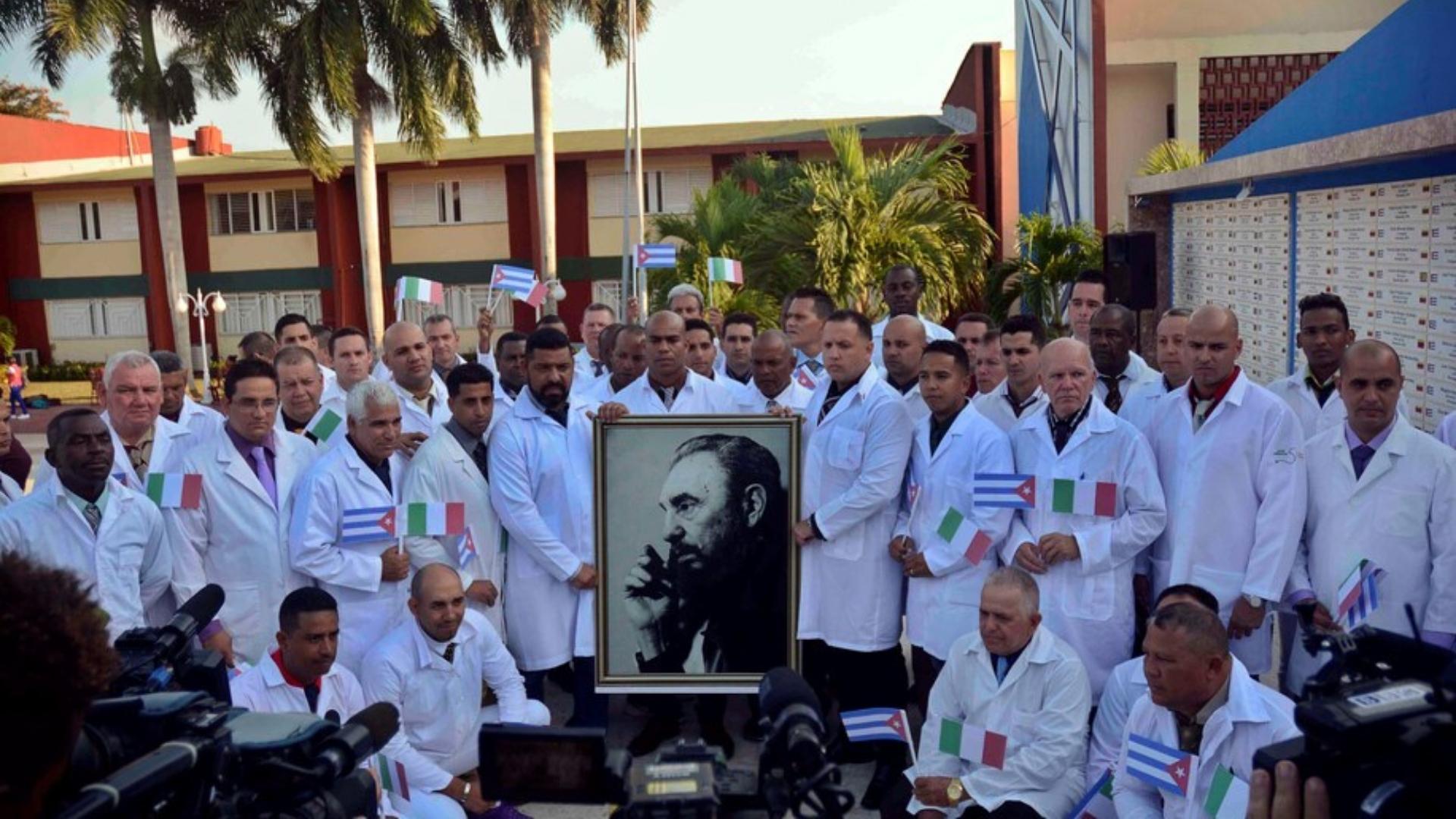 La explotación no se detiene: México enviará el salario de los médicos cubanos al gobierno de la isla 