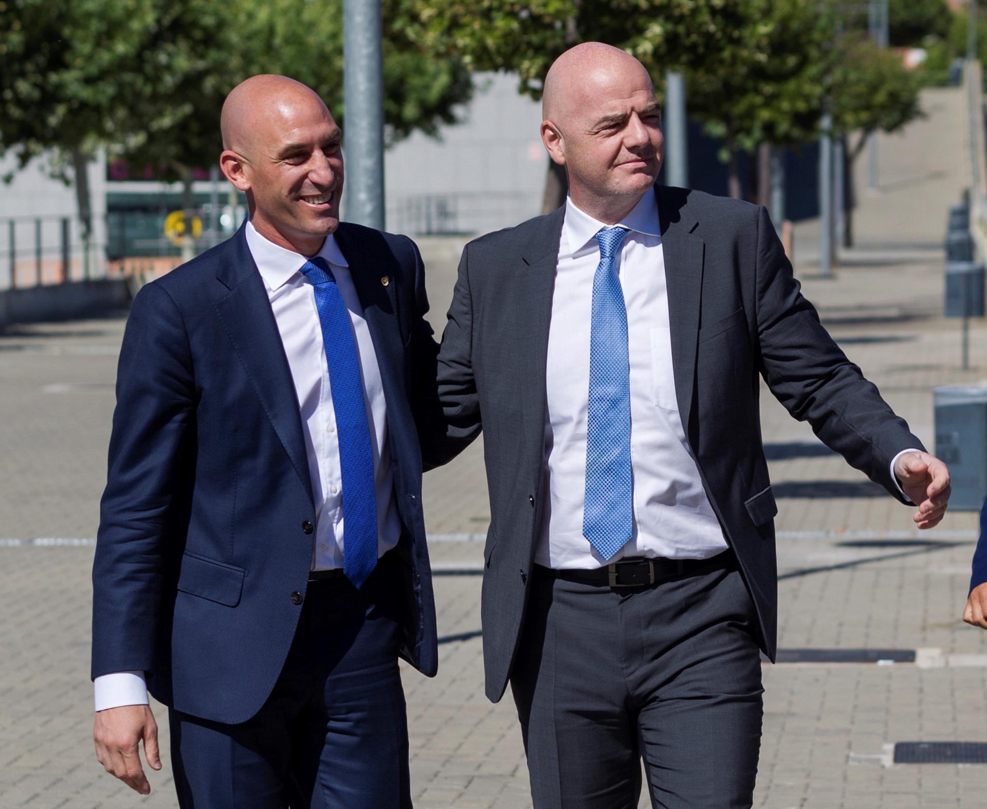 La FIFA suspende al presidente de la Federación Española tras el beso en la boca a jugadora en el Mundial