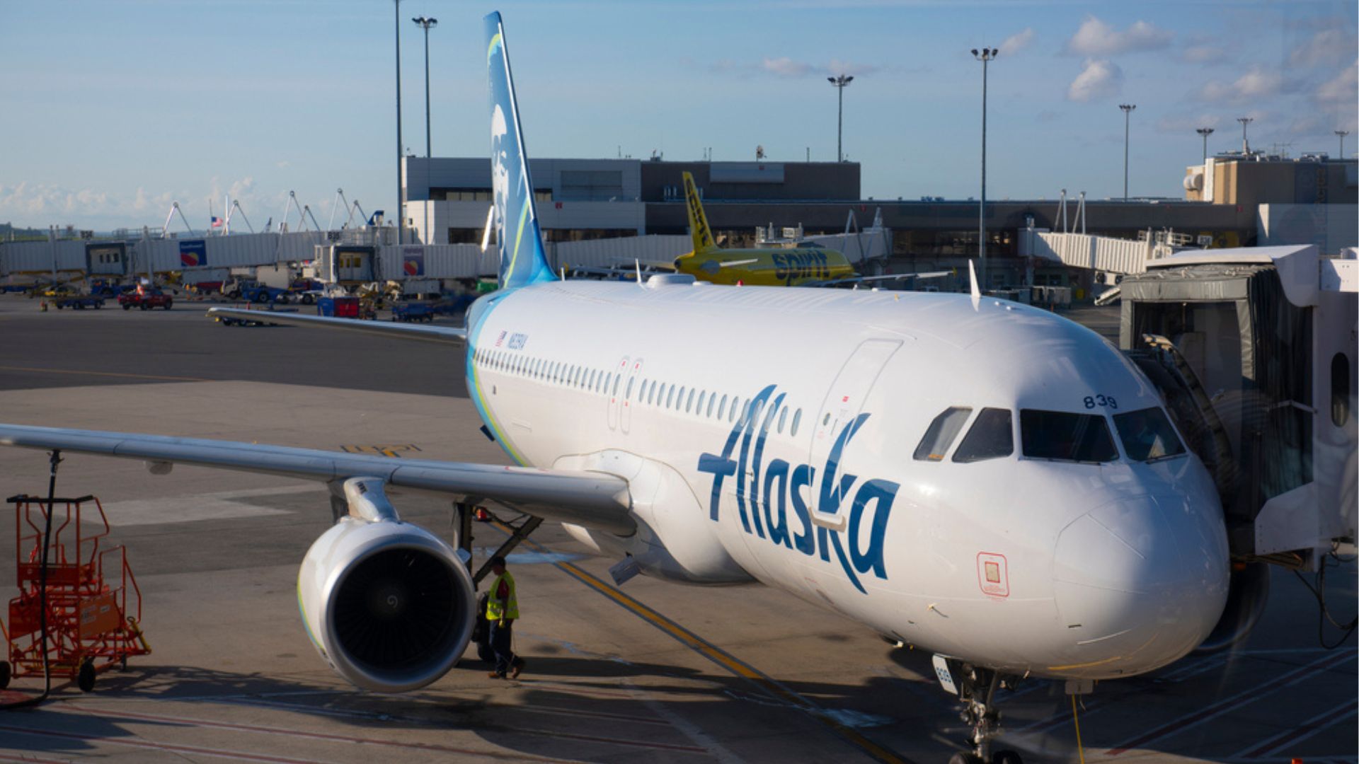 La pieza que se desprendió del avión de Alaska Airlines es encontrada en patio trasero de un maestro 
