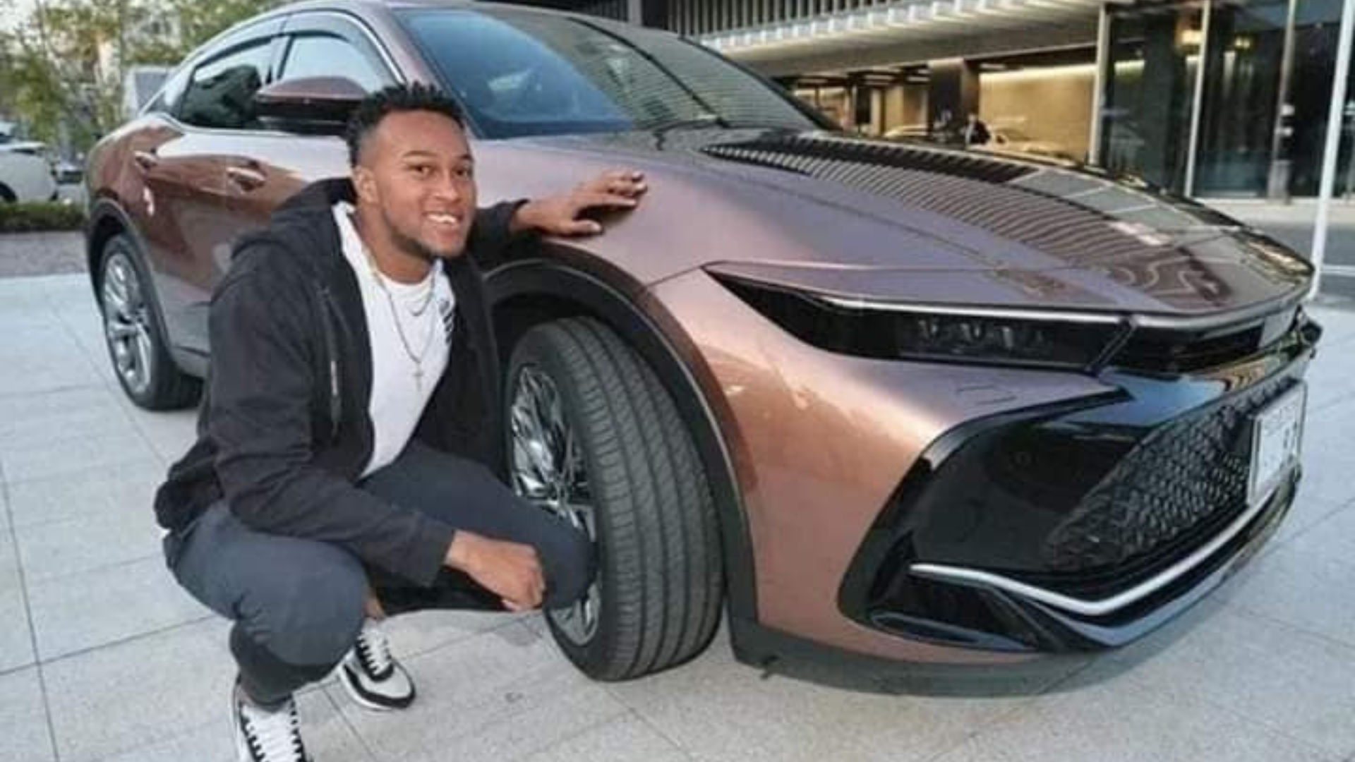 Lanzador cubano en Japón recibe auto de lujo de Toyota