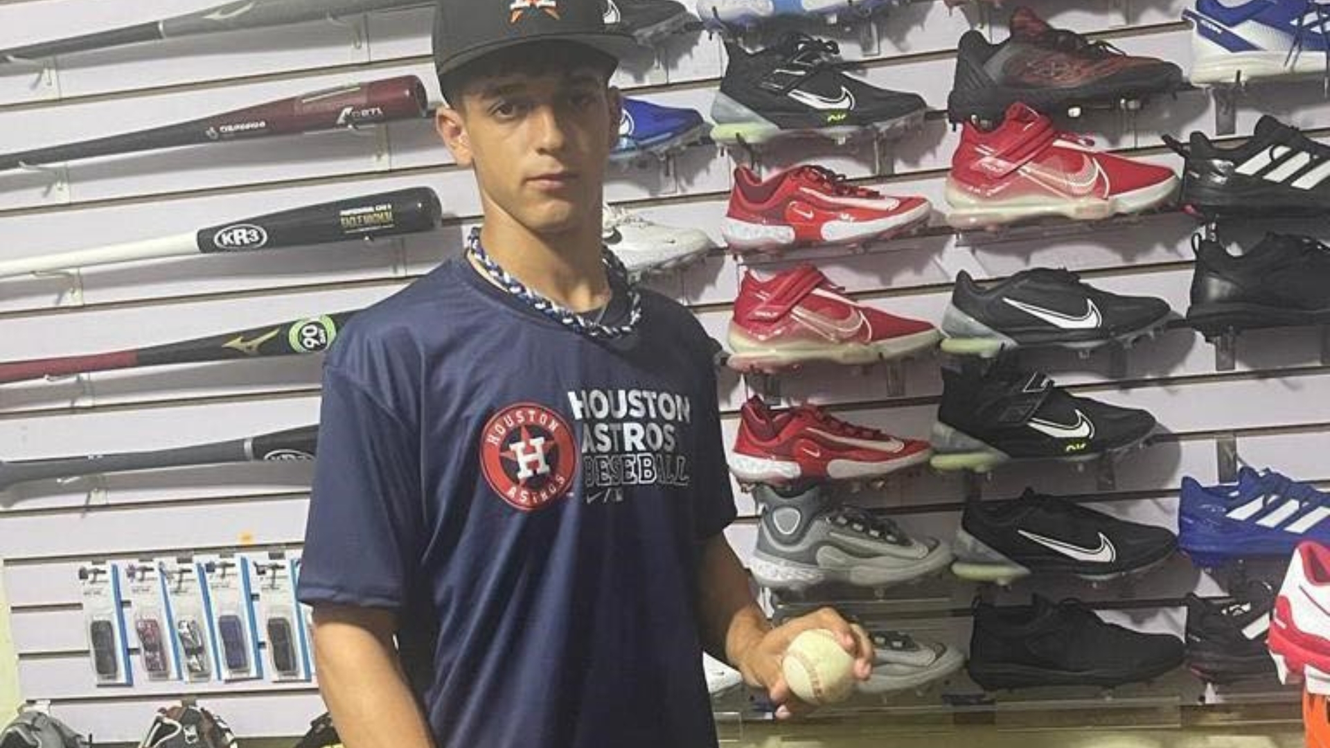 Lanzador de 17 años sale de Cuba rumbo a Dominicana en busca de firma con MLB