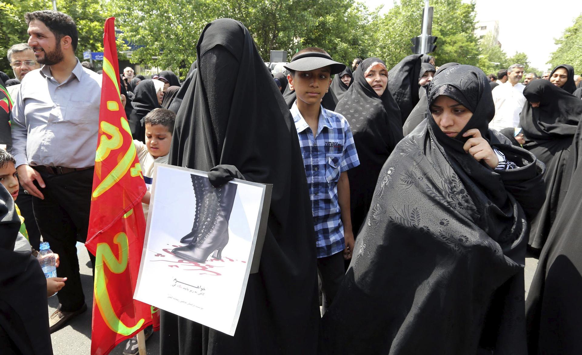 Las iraníes denuncian una “guerra contra las mujeres”: el régimen creó patrullas para imponer el velo