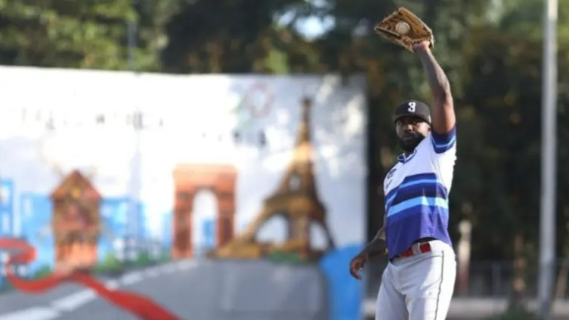 Ligamayorista cubano Randy Arozarena juega partido de béisbol con presos en México