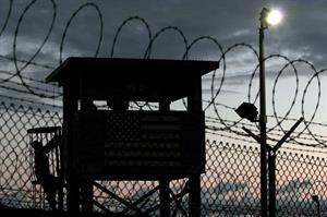 Llega primer vuelo de migrantes deportados desde EEUU a base naval de Guantánamo