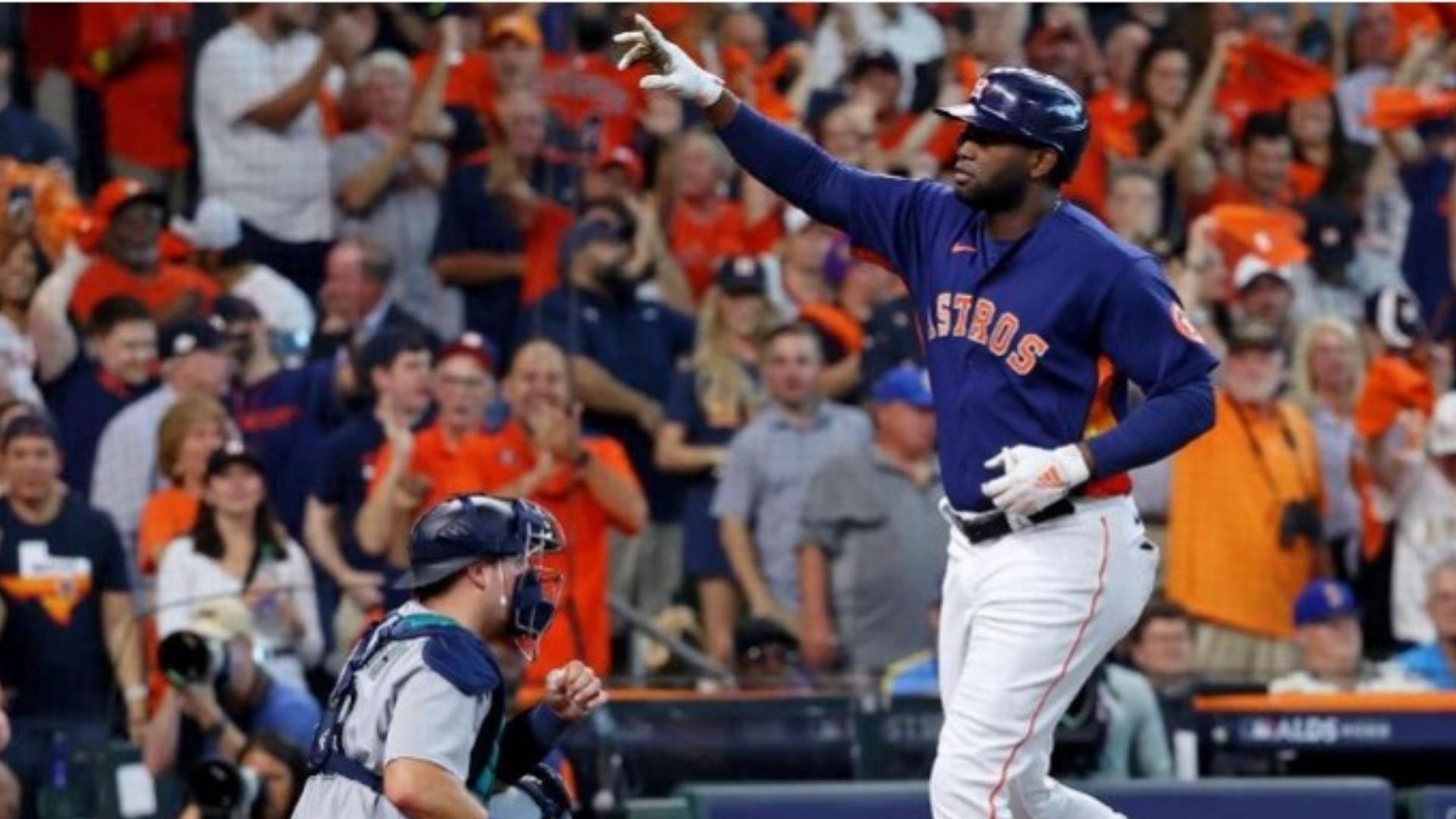 ¡Lo vuelve a hacer! Otro jonrón del cubano Yordan Álvarez decide para los Astros