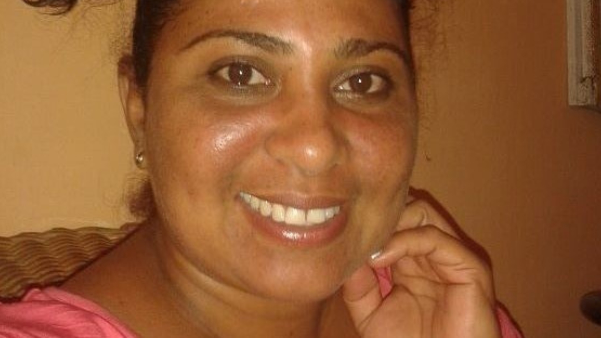 Locutora cubana denuncia que no ha podido cobrar porque no hay efectivo