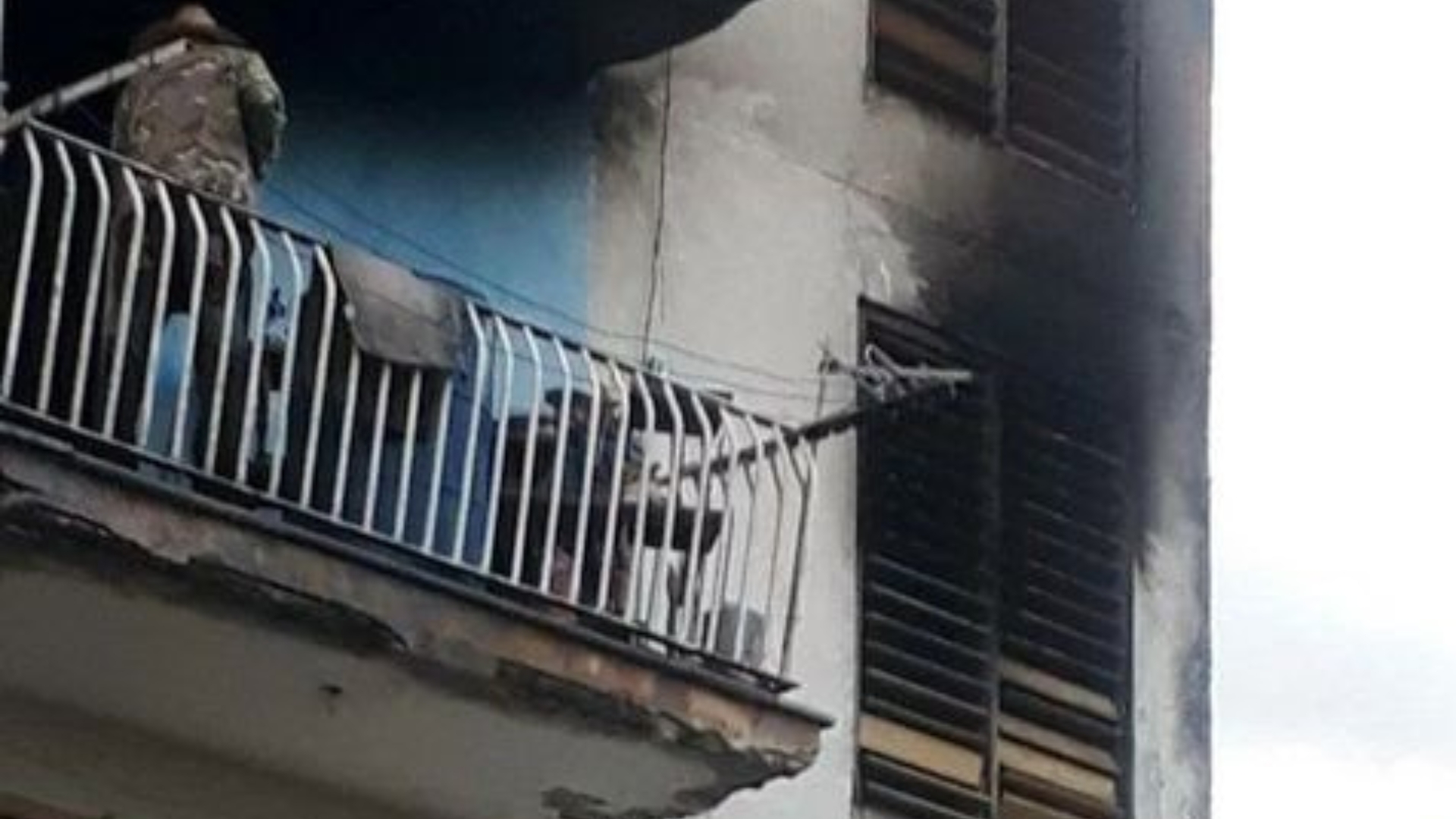 “Los bomberos no tenían agua”: vecinos sofocan incendio en edificio de Banes