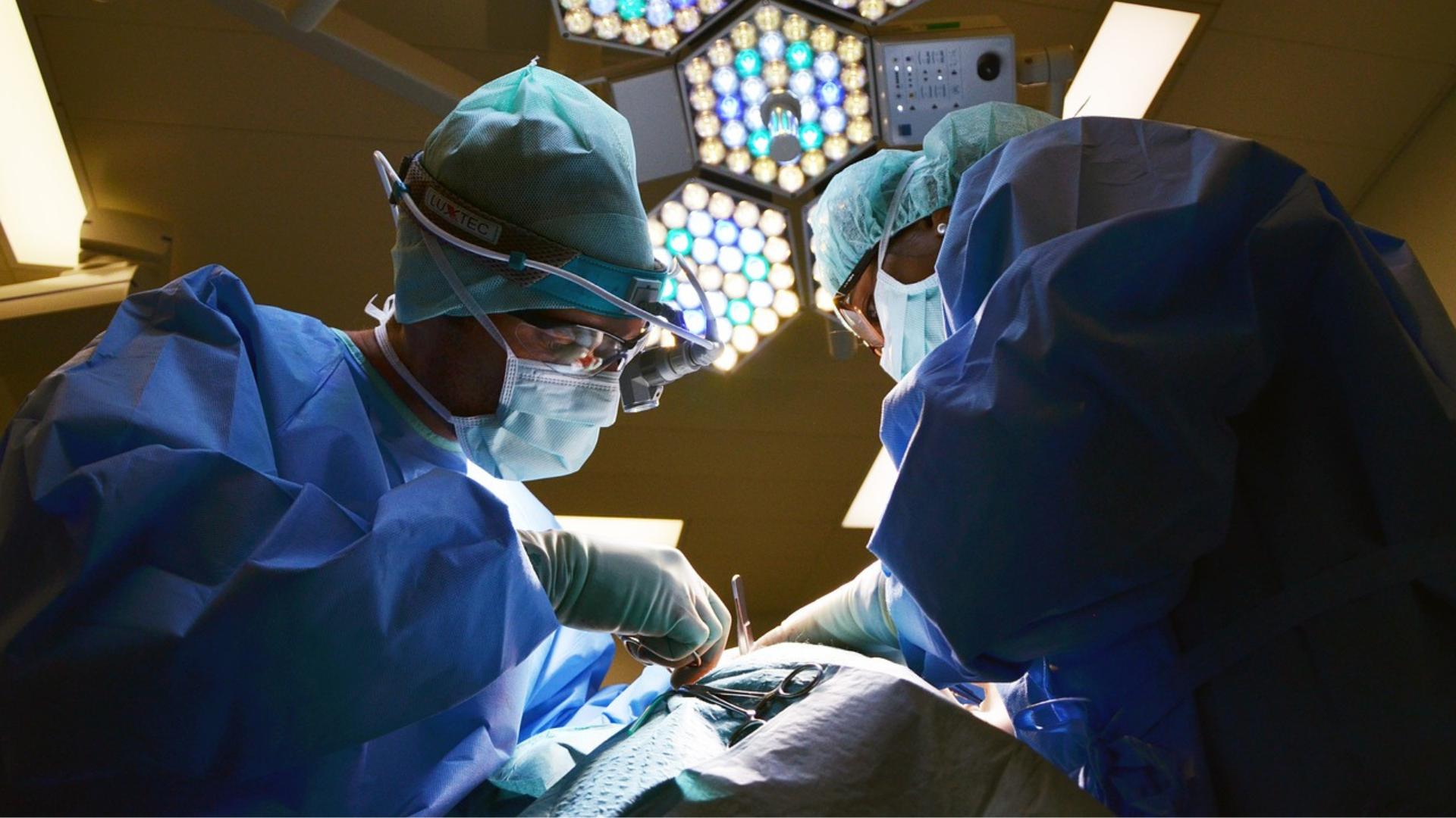 Médicos cubanos piden agilizar revalidación de títulos en Uruguay