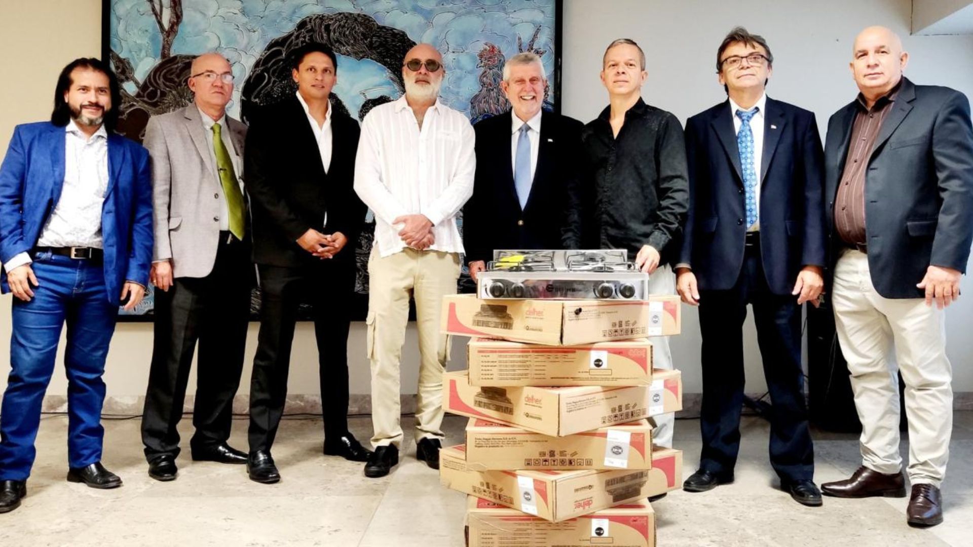 Más donaciones para el régimen: Cruz Roja y México envían cocinas y lámparas solares