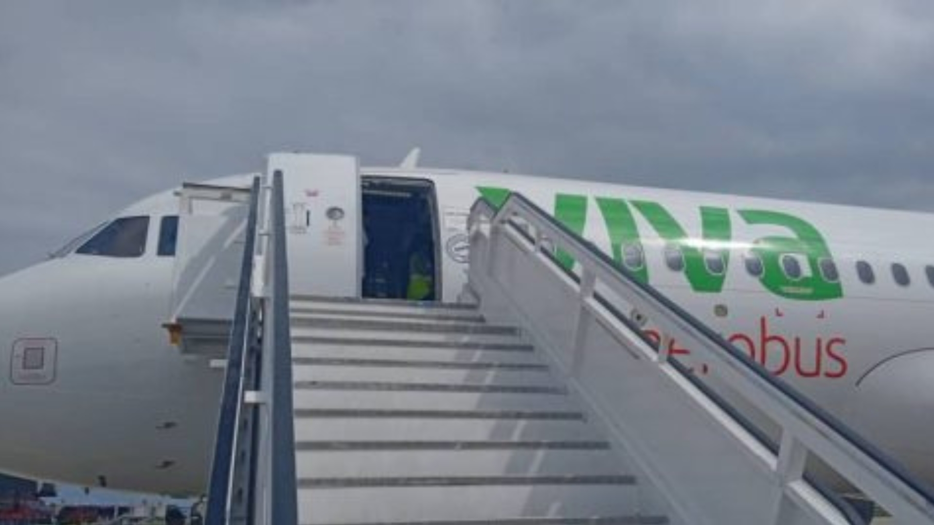 México deporta a 112 migrantes cubanos por la vía aérea 