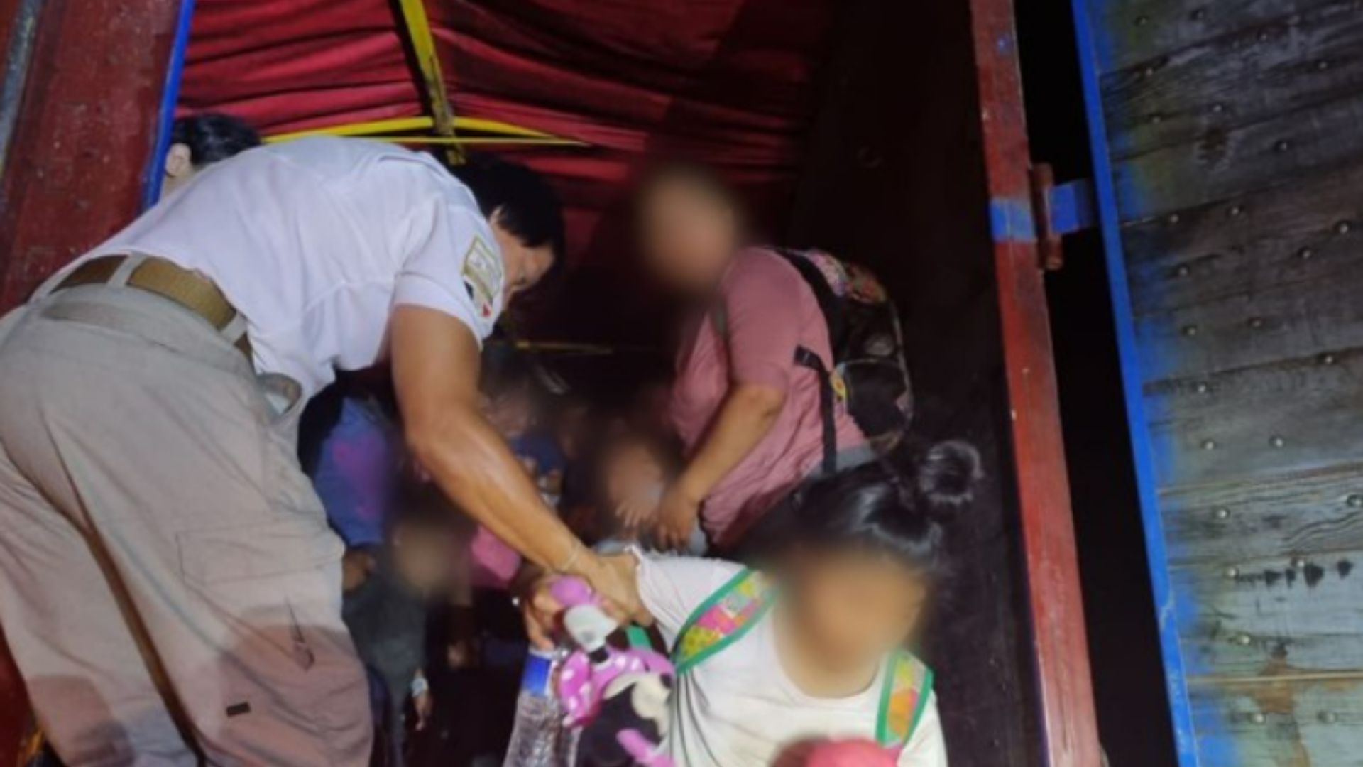 México: Detienen a migrantes cubanos que viajaban dentro de un camión