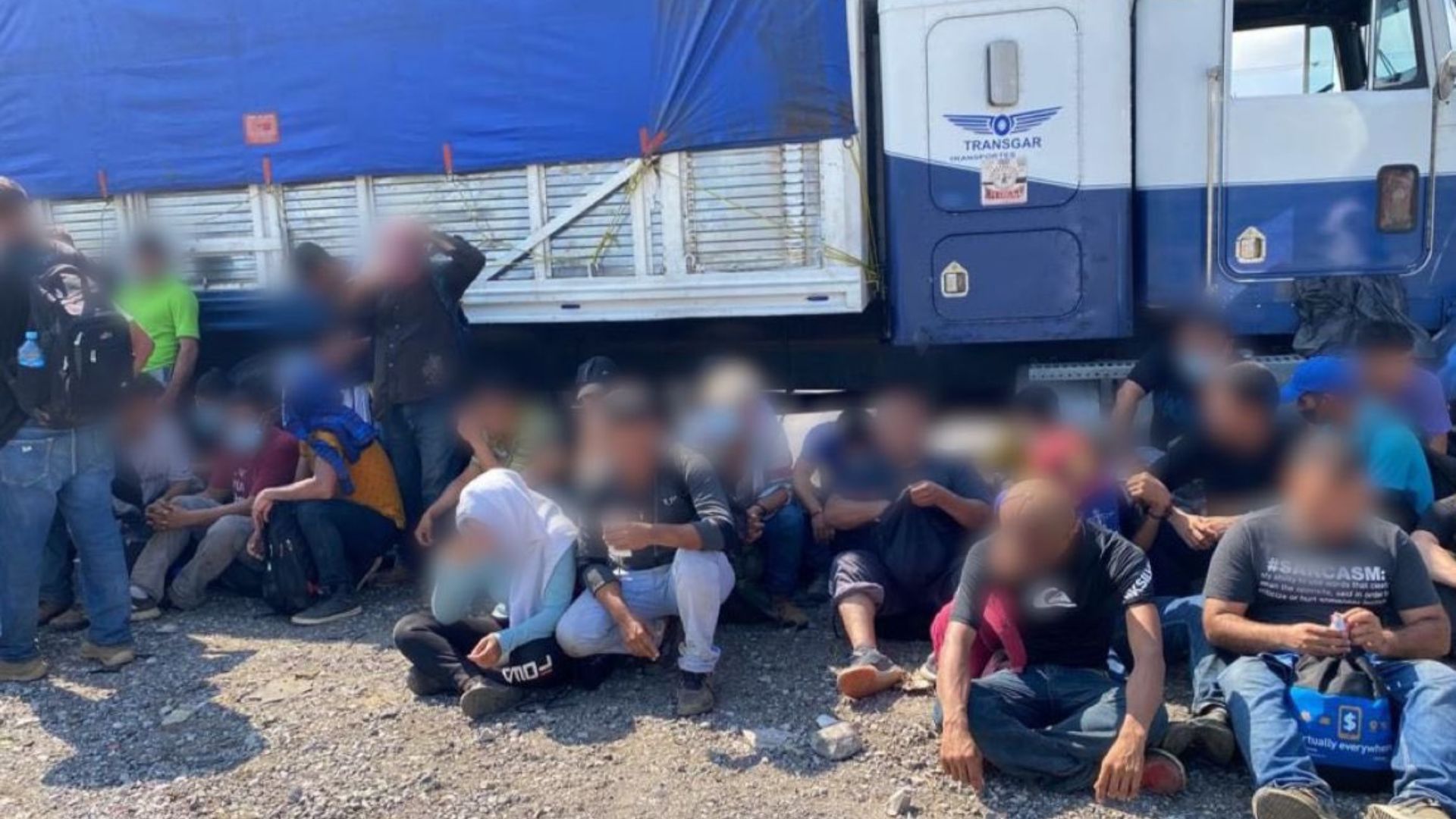 México: encuentran a migrantes cubanos en camión abandonado