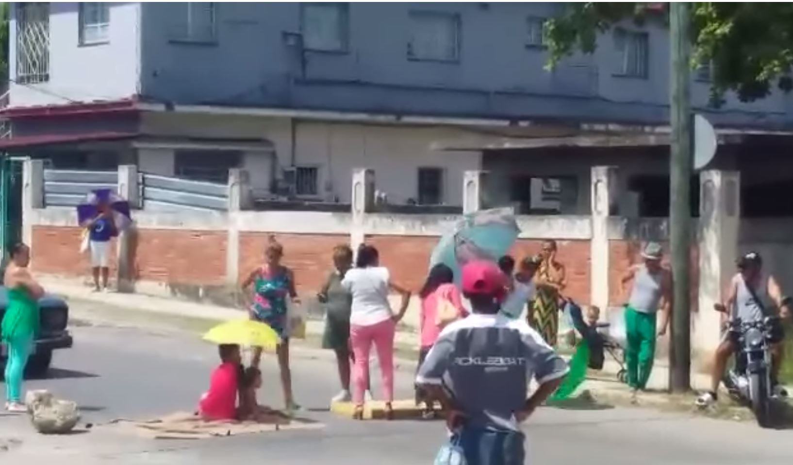 Madre cubana se planta con sus 4 hijos en medio de la calle en protesta por las condiciones de vida