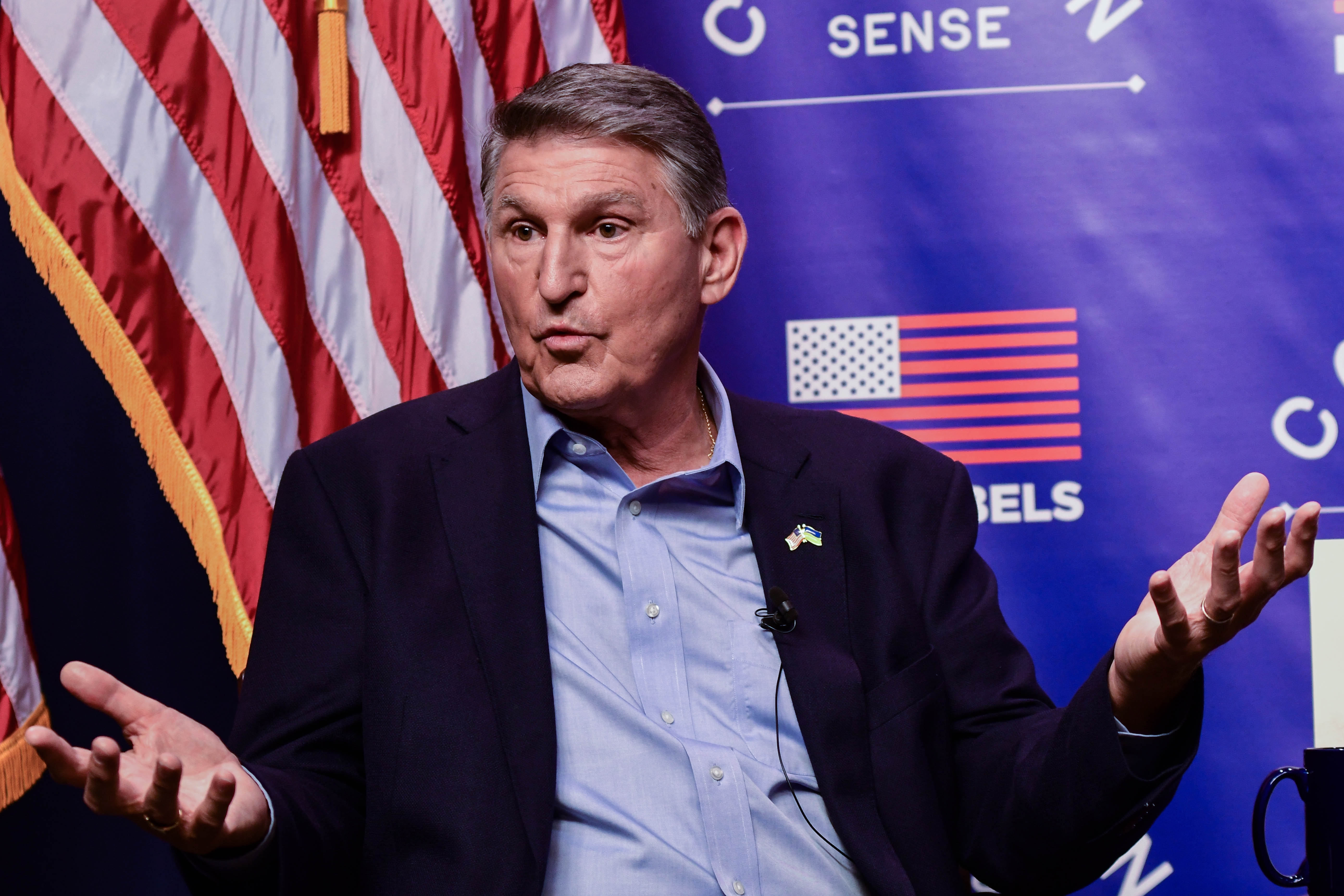 Manchin cuestiona a Biden y aboga por un retorno al centrismo