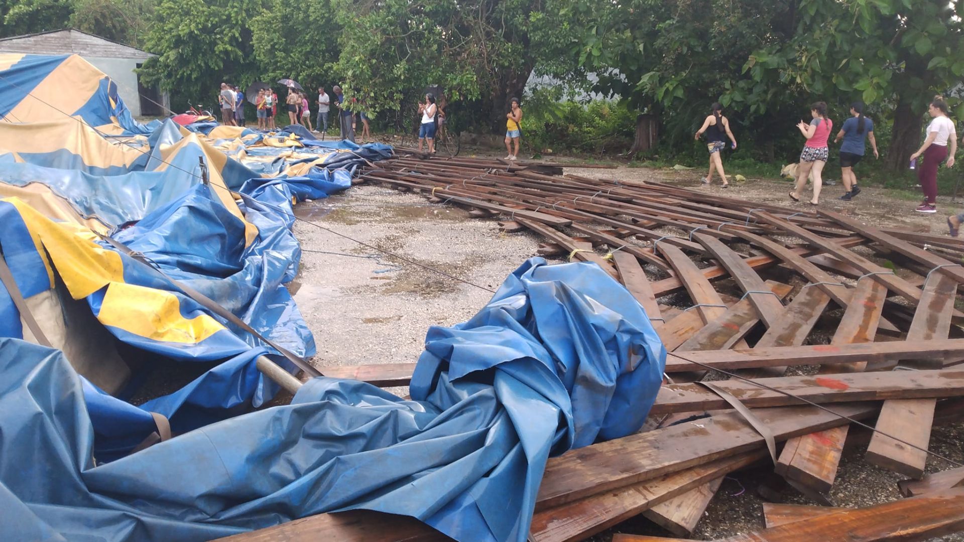 Manga de viento derrumba carpa del Circo Nacional y deja 7 heridos