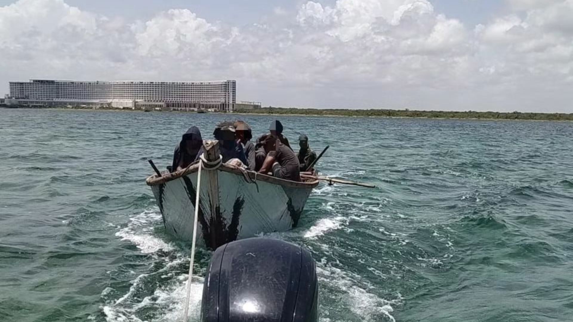 Marina de México rescata a 12 balseros cubanos