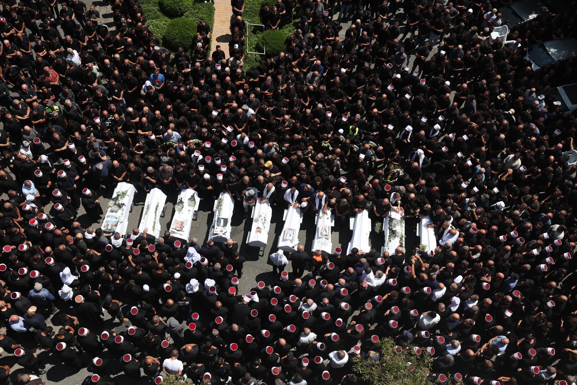 Masivo funeral de los niños muertos en Israel por misil de Hizbulá contra campo de fútbol
