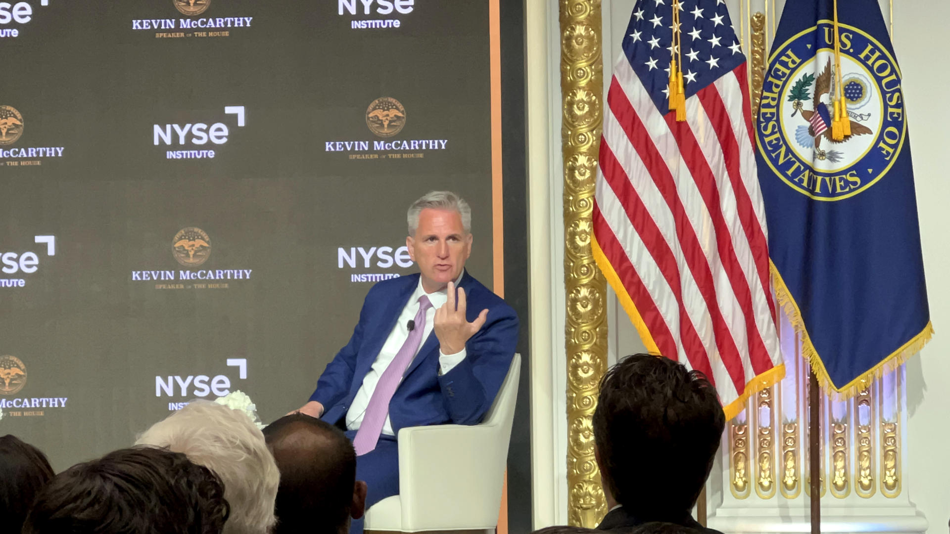 McCarthy amenaza con acusar al director del FBI de desacato al Congreso