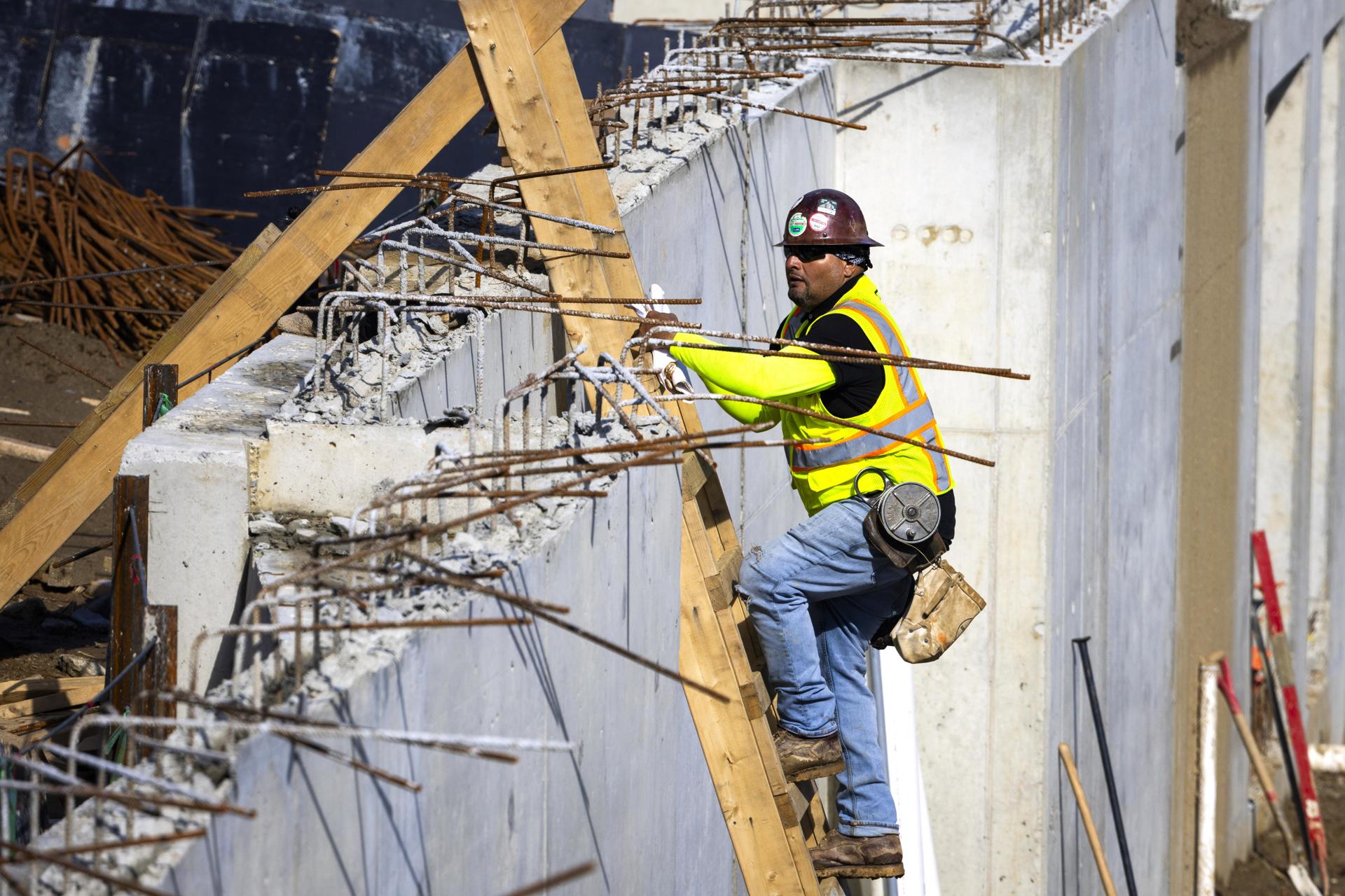 Medio millón de trabajadores latinos permanecen fuera de la población activa de EEUU