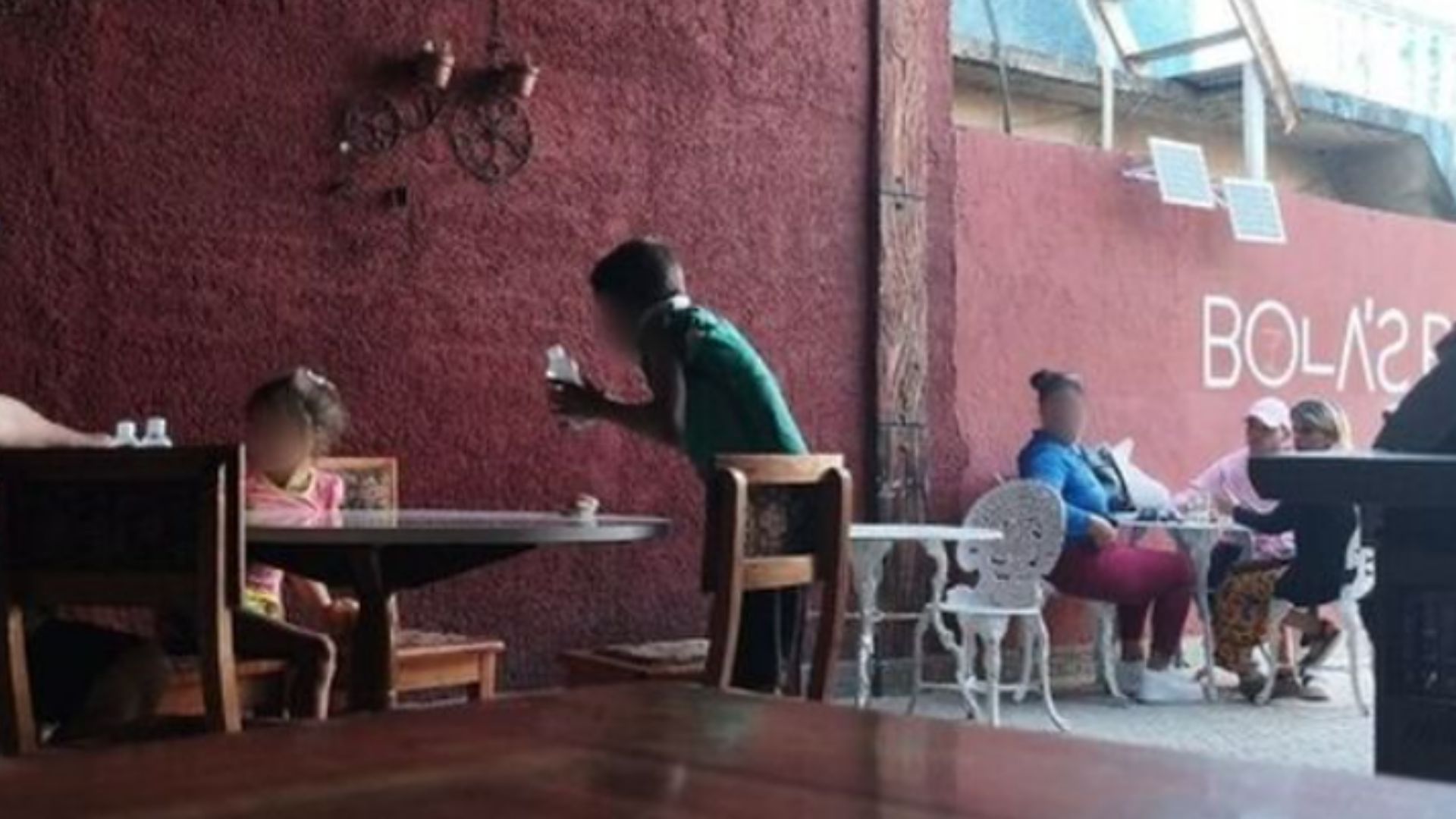Menores cubanos piden dinero y alimentos en Holguín