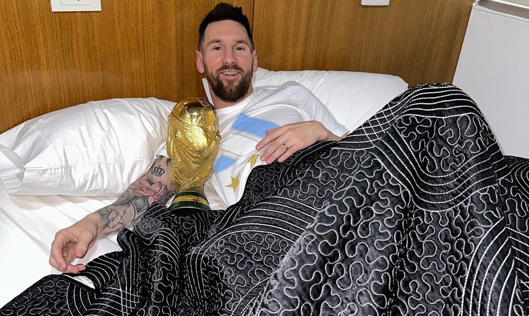 ¡Messi durmió con la Copa del Mundo y las redes estallaron!