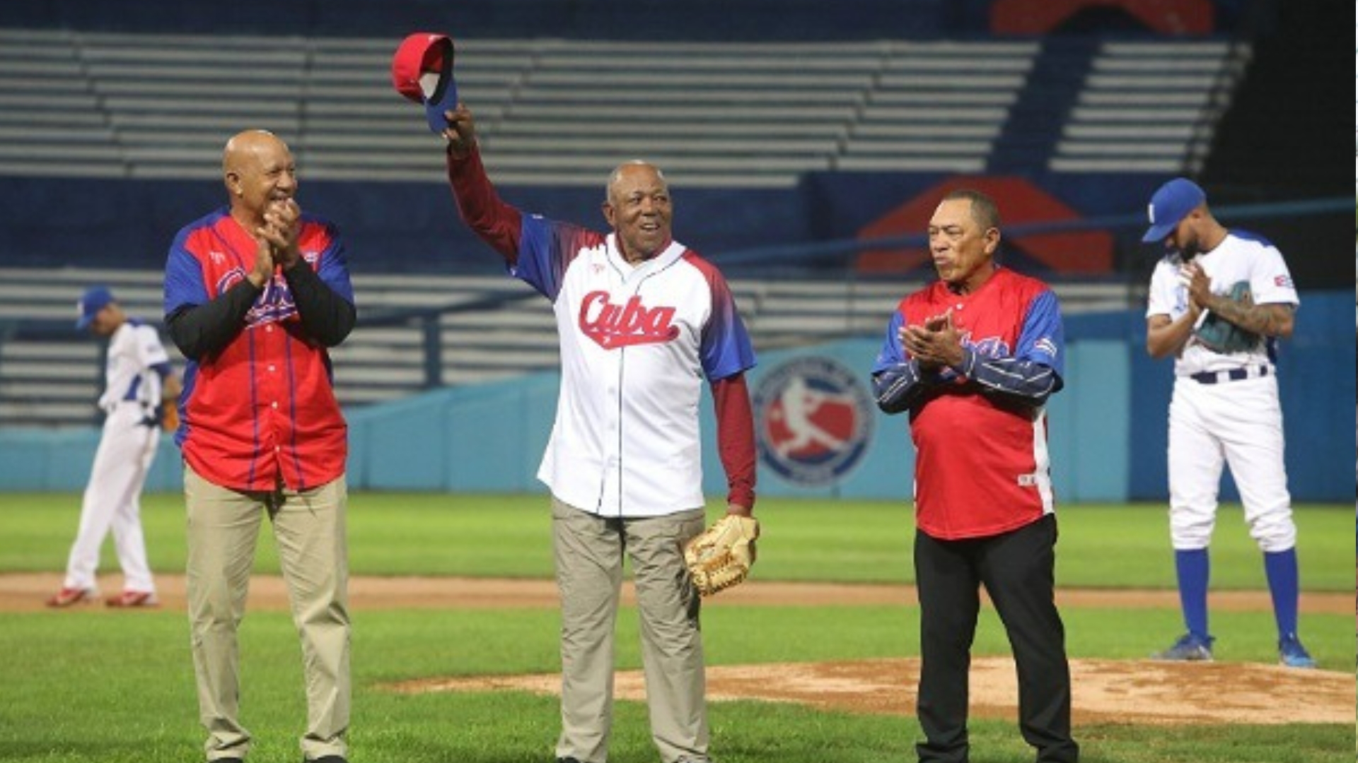 Miembro del Salón de la Fama, Tony Oliva lanza en el Latinoamericano de La Habana