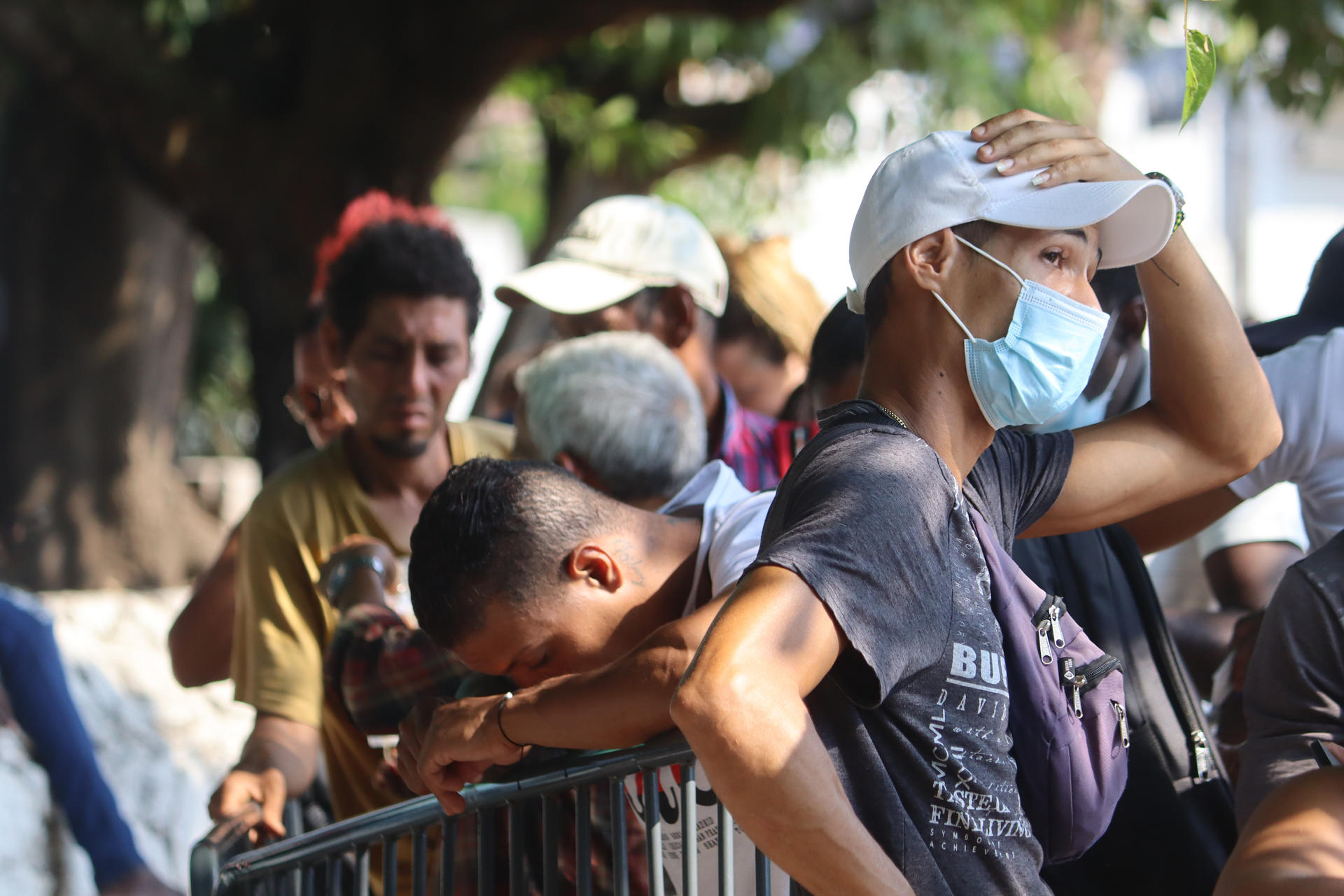 Migrantes cubanos denuncian trabas para viajar al norte de México