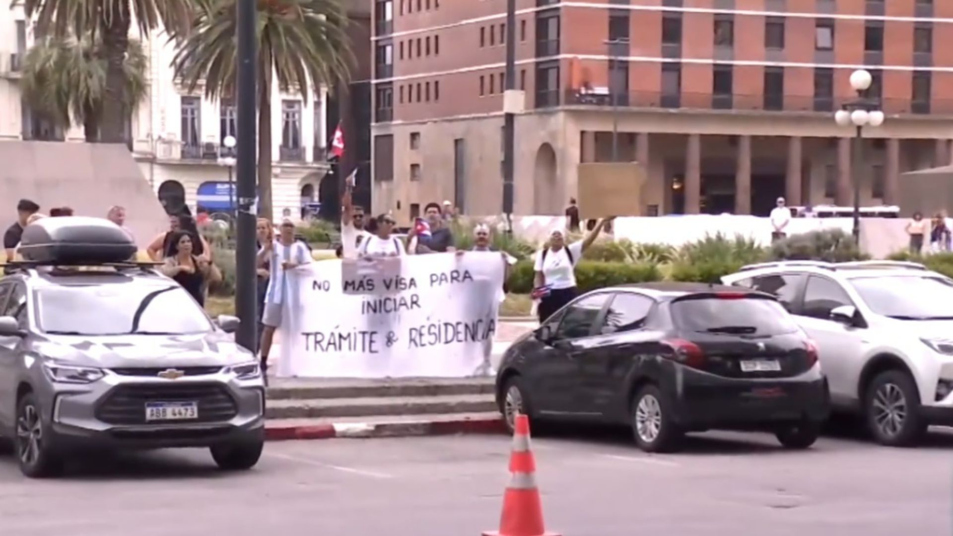 Migrantes cubanos podrán regularizarse en Uruguay gracias a nuevo decreto 