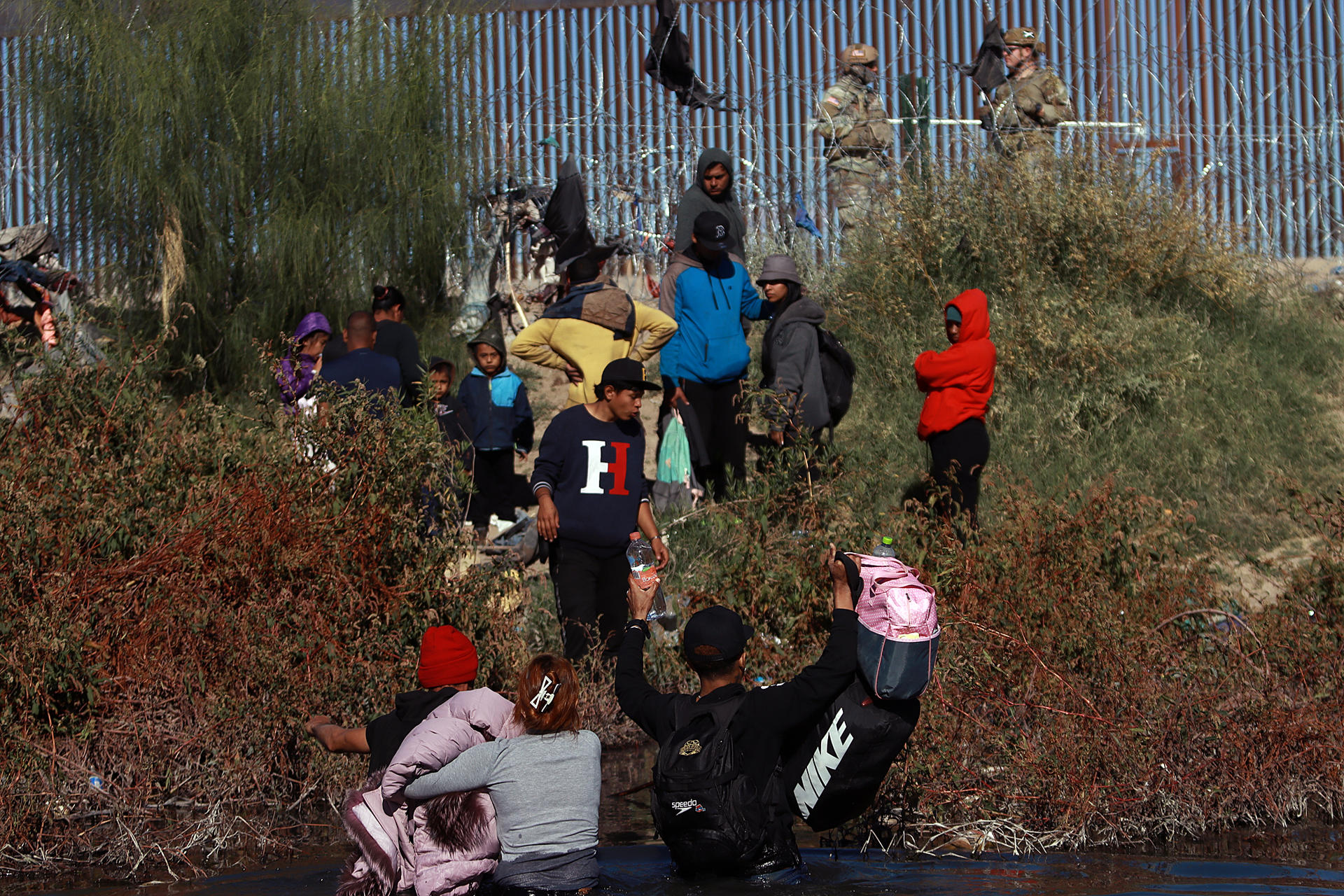 Migrantes llegan en caravana a la frontera México-EEUU