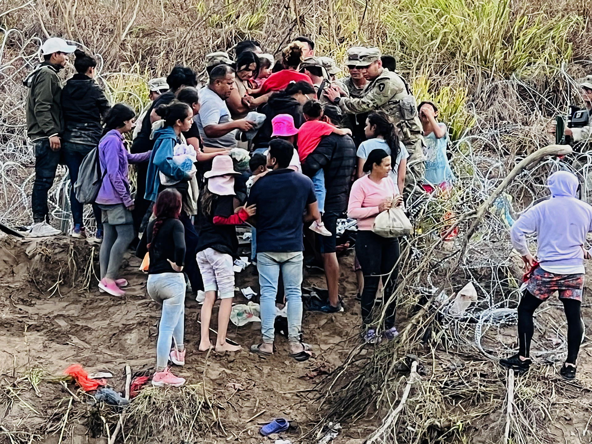 Migrantes se enfrentan a la Guardia Nacional y rompen cerca de púas en la frontera de México-EEUU