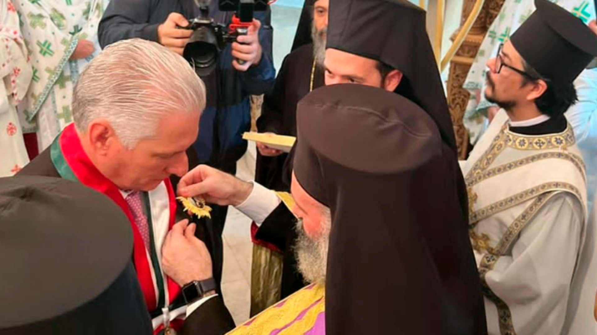 Miguel Díaz-Canel recibe orden del Patriarca Ecuménico en La Habana