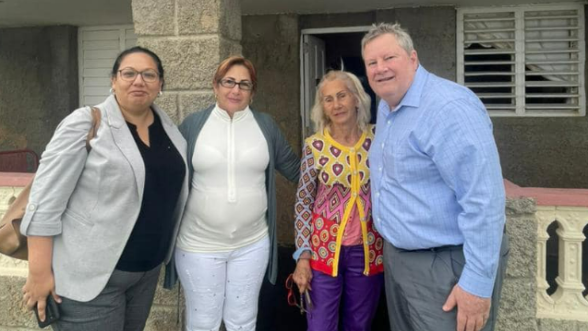Mike Hammer, encargado de Negocios de EE.UU. en Cuba, se reúne con la Dama de Blanco Leticia Ramos 