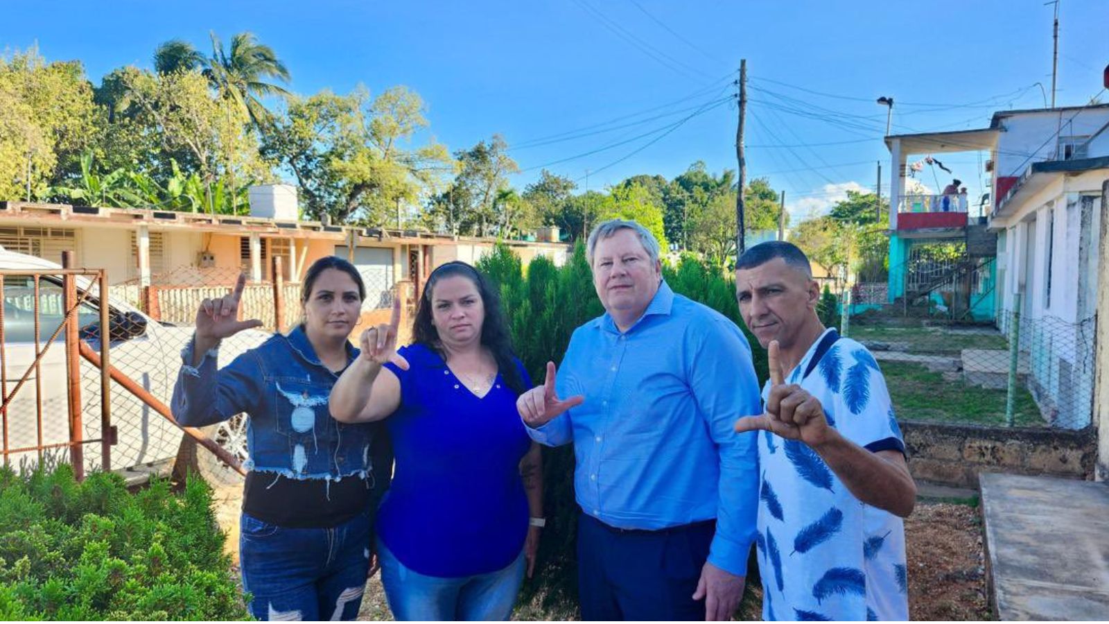 Mike Hammer se reúne en Matanzas con familiares de presos políticos