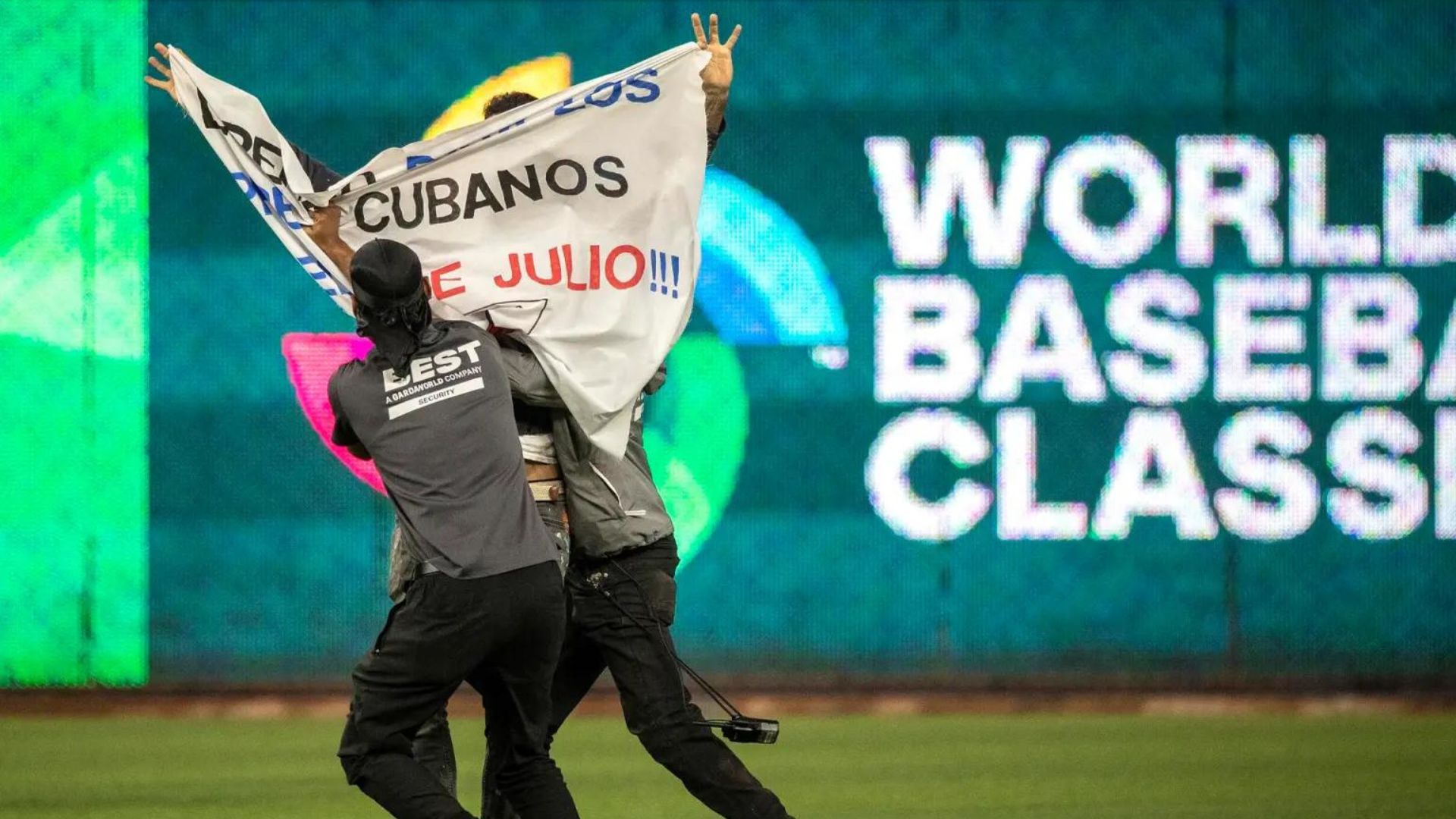 Minrex protesta por carteles y manifestaciones a favor de la libertad en partido Cuba-EEUU en Miami