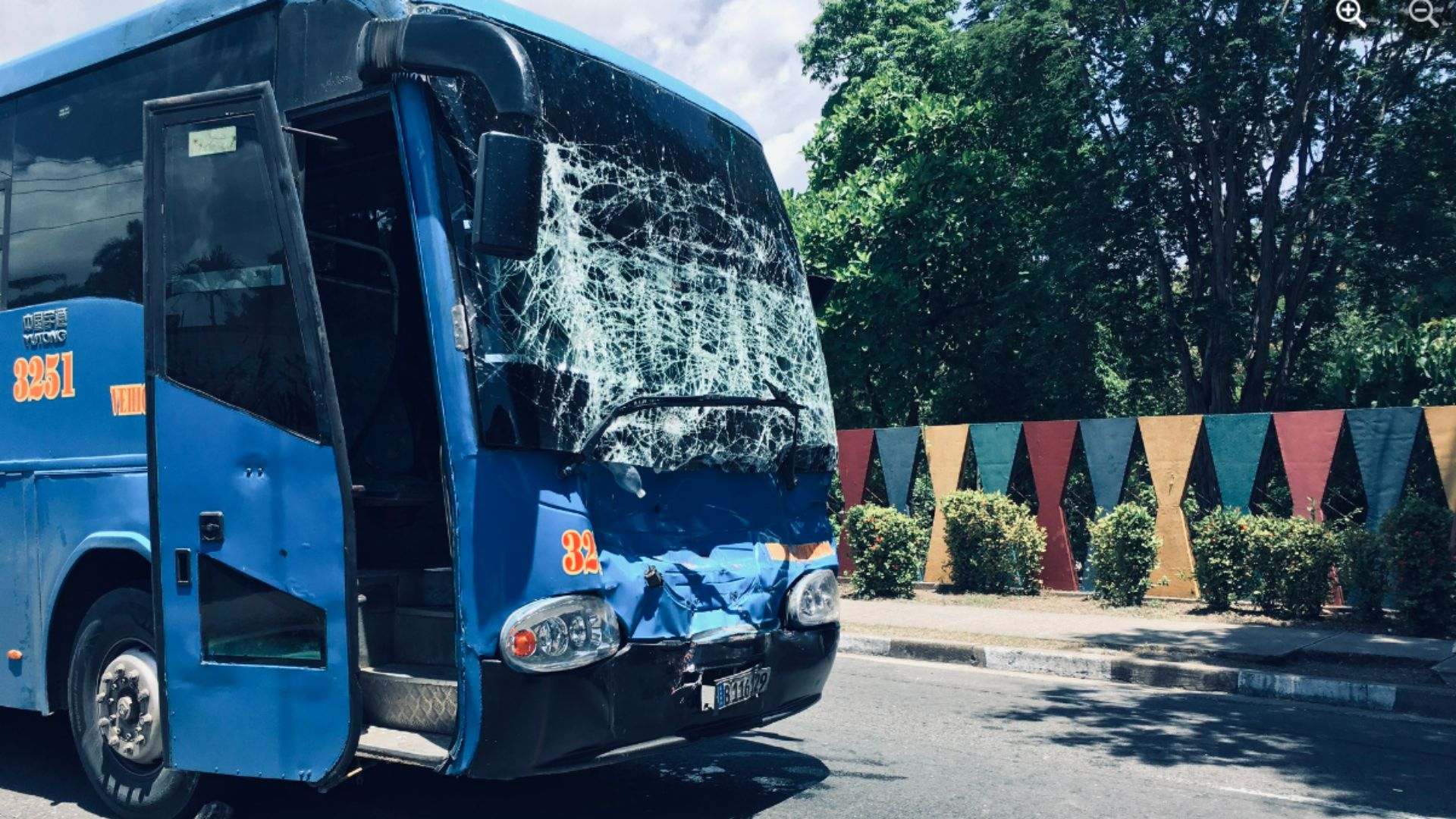 Ómnibus estatal choca con camión en Santiago de Cuba