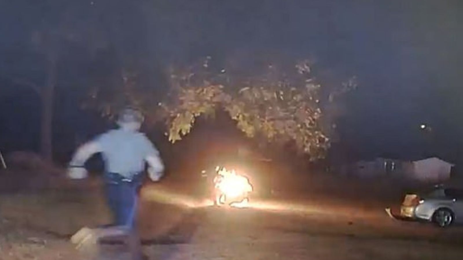 Motociclista convertido en BOLA DE FUEGO tras un disparo de policía con pistola Taser