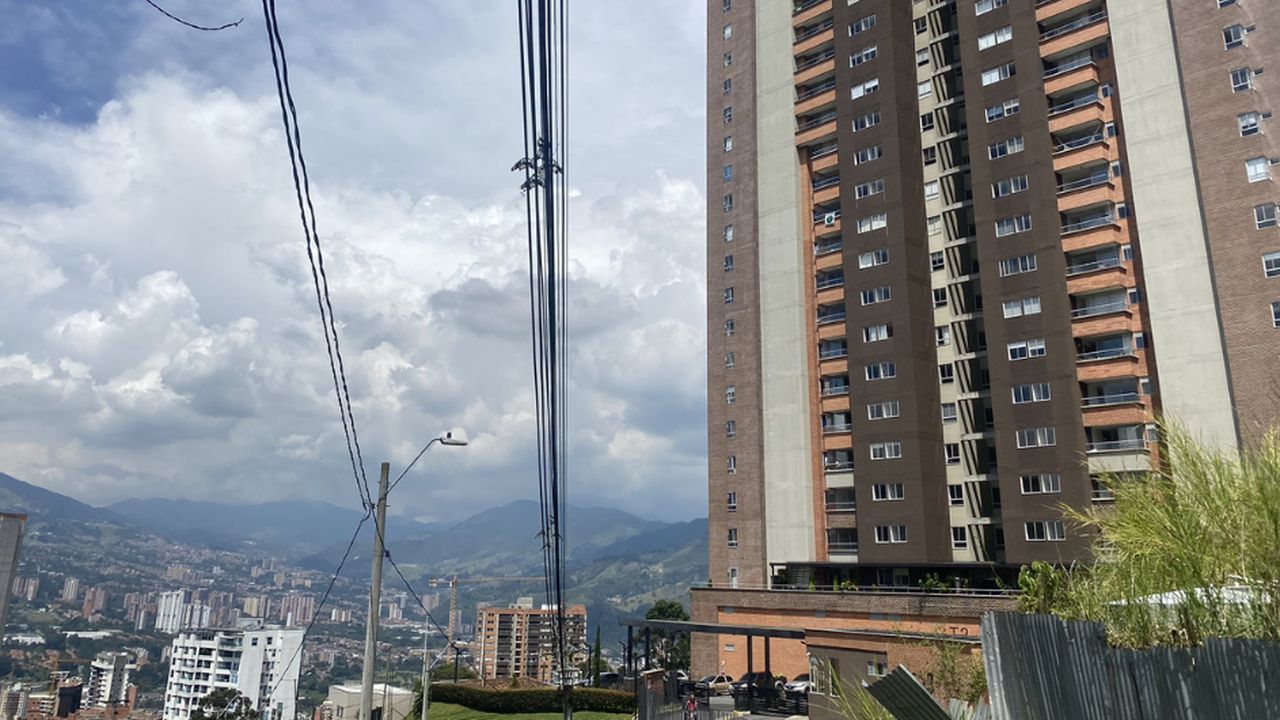 Muere hombre que se lanzó de edificio con su bebé en brazos: ¡el niño sobrevivió!