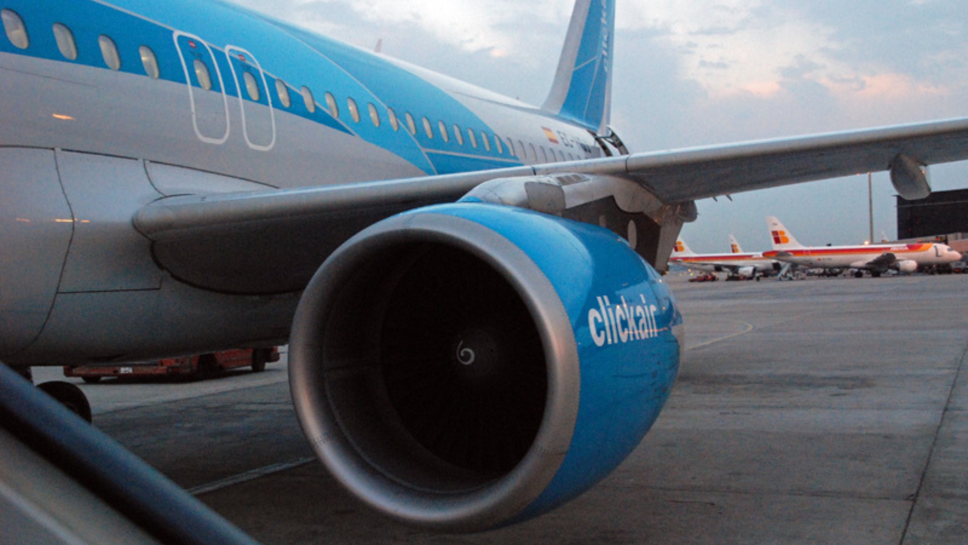 Muere hombre "tragado por el motor a reacción" de un avión en aeropuerto de Alabama