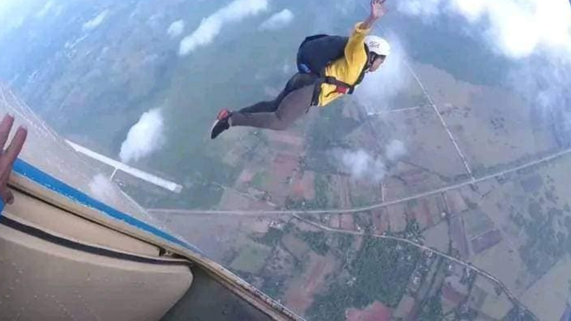 Muere profesora cubana tras accidente en salto de paracaídas en Granma