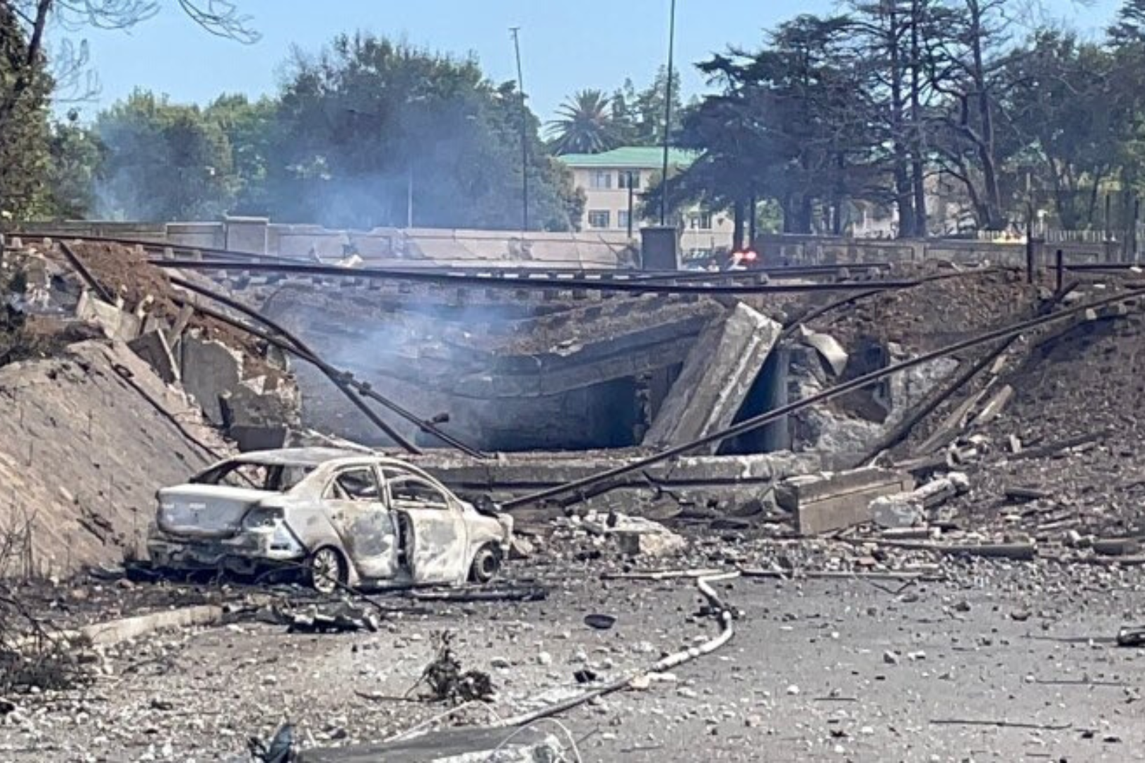 Mueren 8 personas por la explosión de un camión cisterna en el noreste de Sudáfrica