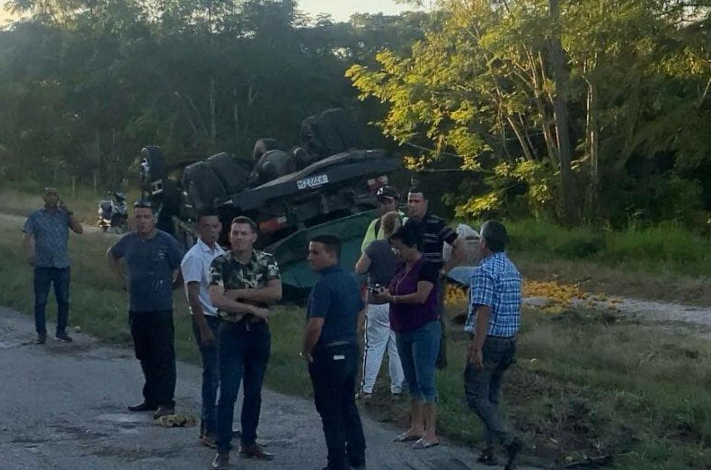 Muertos y heridos tras un choque entre auto de turismo y camión cargado de naranjas en Sancti Spíritus