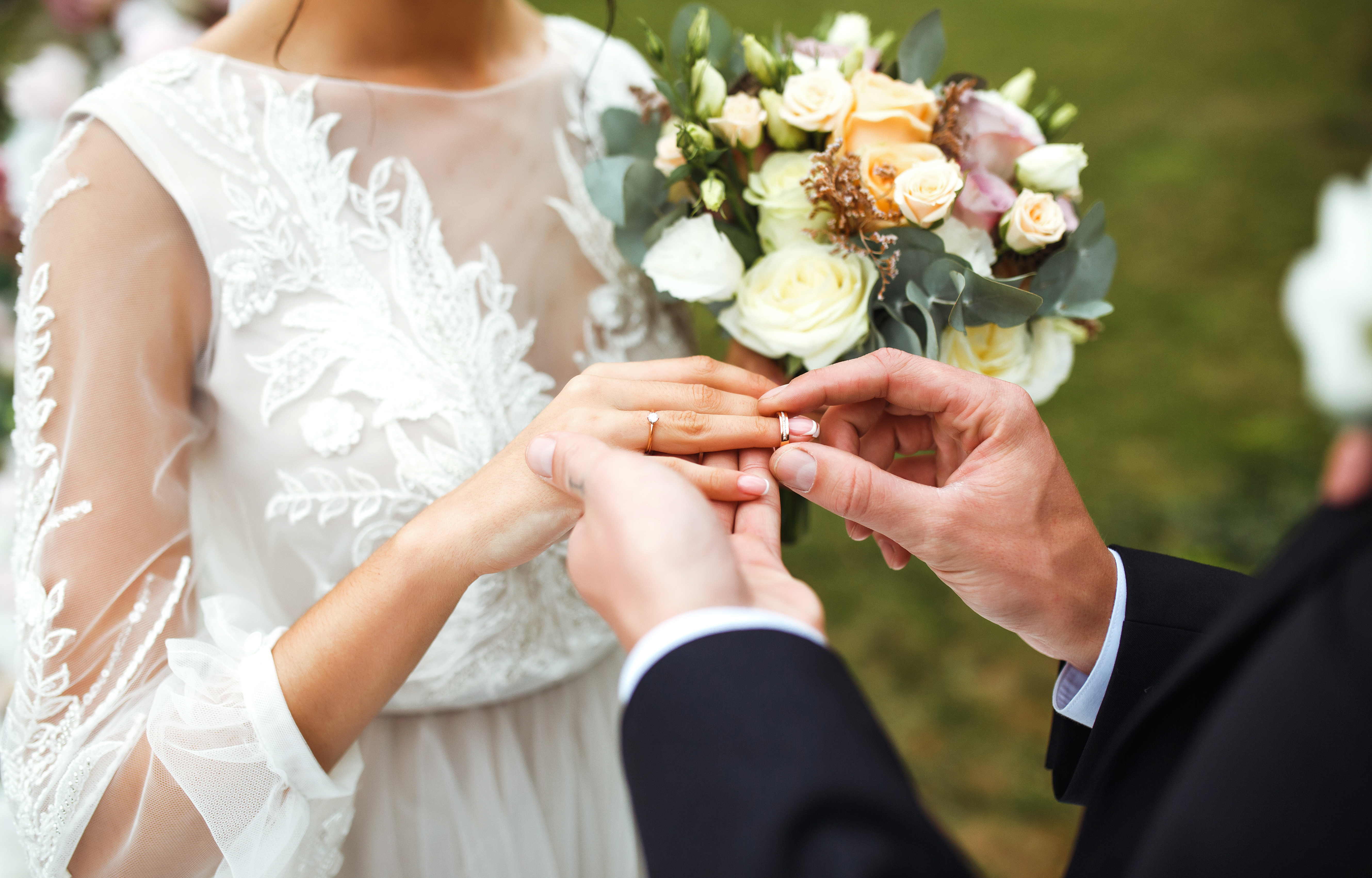Mujer que llegó virgen al matrimonio empuja a su esposo por precipicio 8 días después de la boda