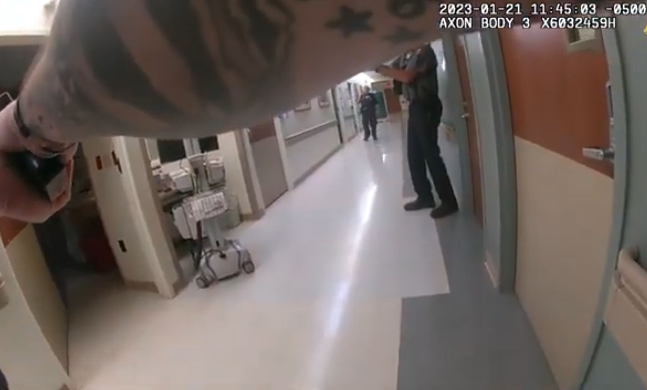 Mujer se atrinchera en un hospital de Florida tras matar a su esposo