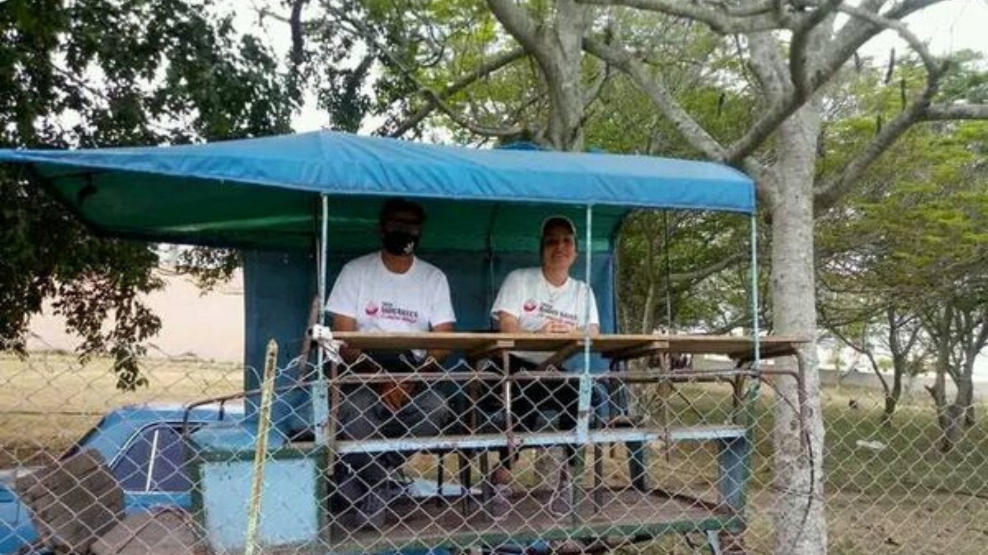 Narran partido de fútbol en Cuba desde un carretón de caballo 
