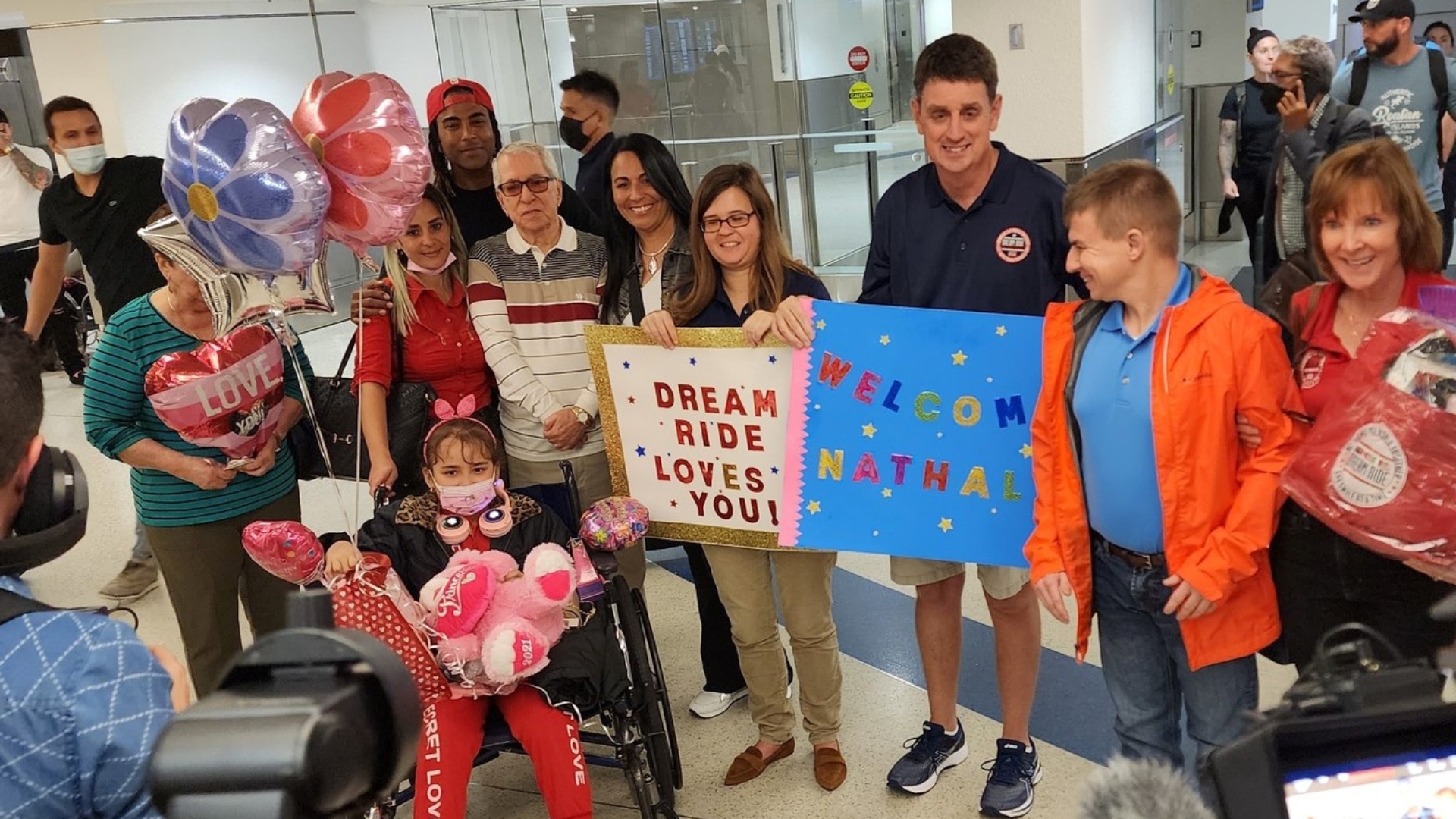 Niña cubana con leucemia llega a Miami con parole humanitario