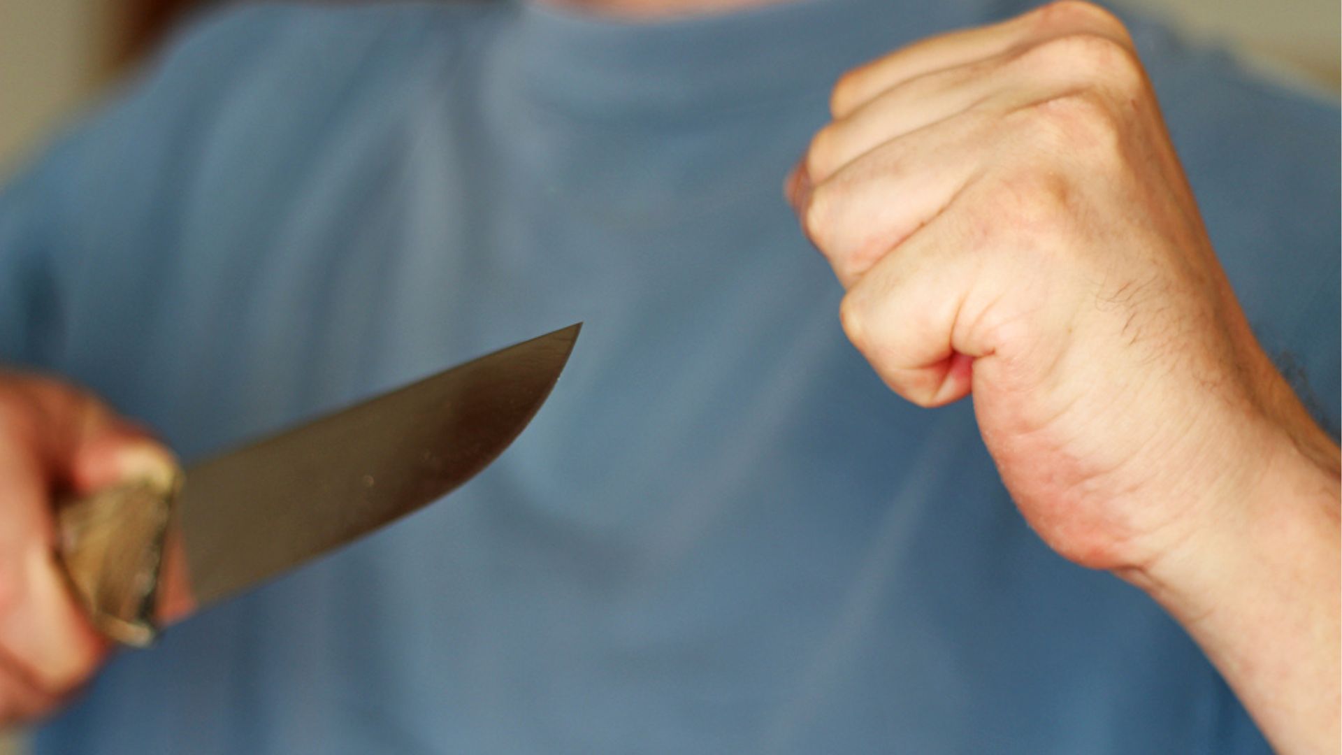 Niña de 11 años apuñala a dos tíos que golpearon brutalmente a su madre 