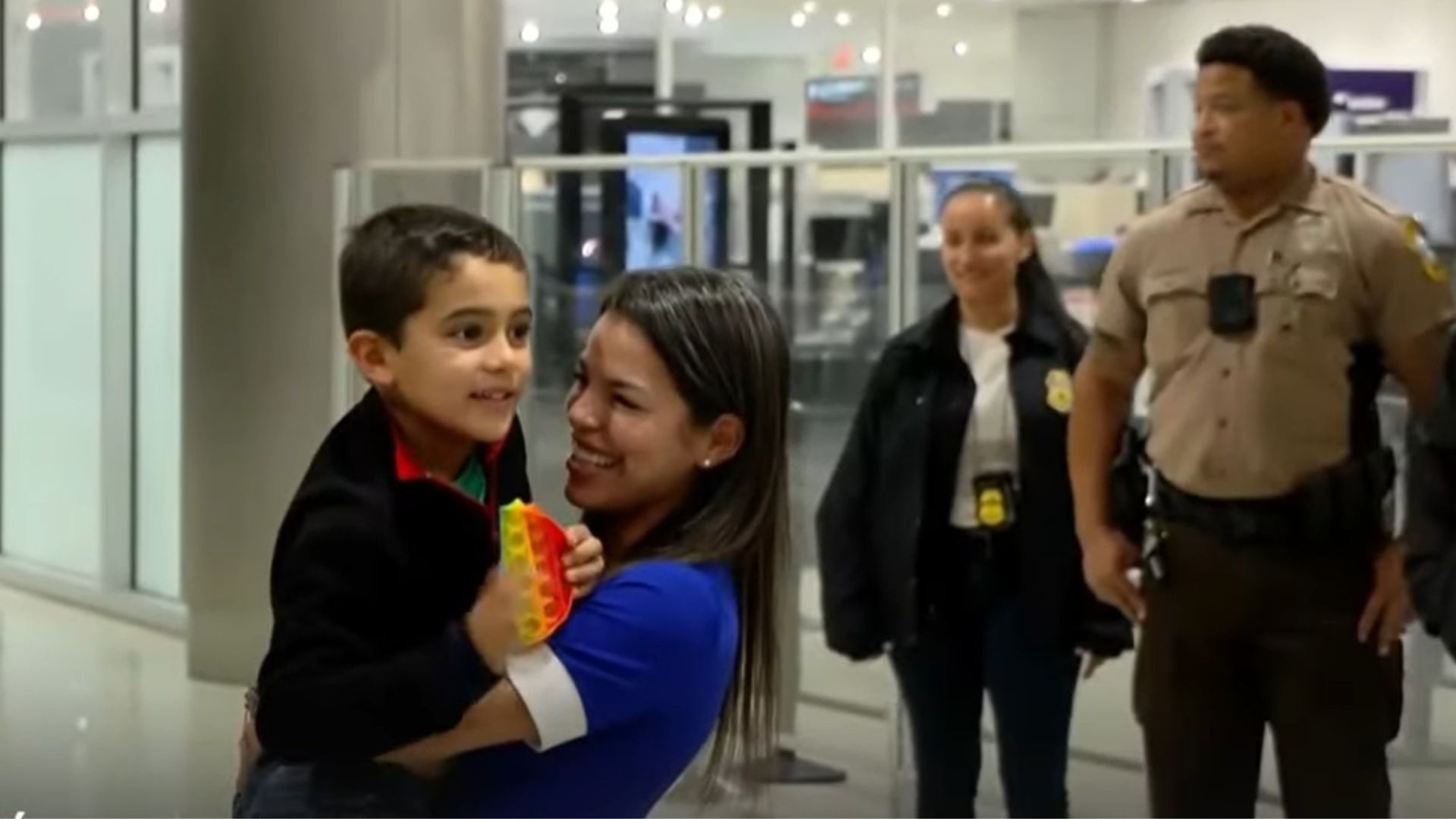 Niño autista se reencuentra con su madre en Miami tras ser secuestrado por su padre